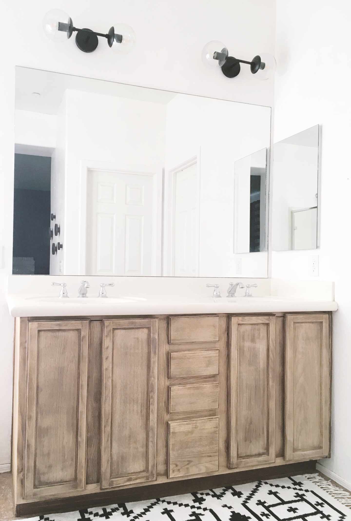 Gabinete do banheiro com madeira envelhecida