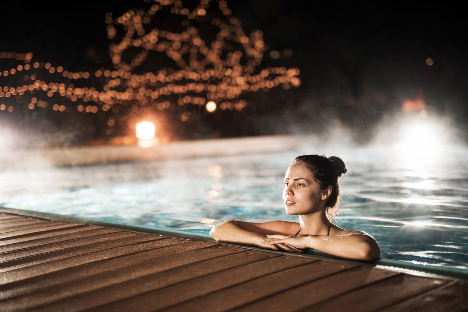 Mujer en piscina climatizada