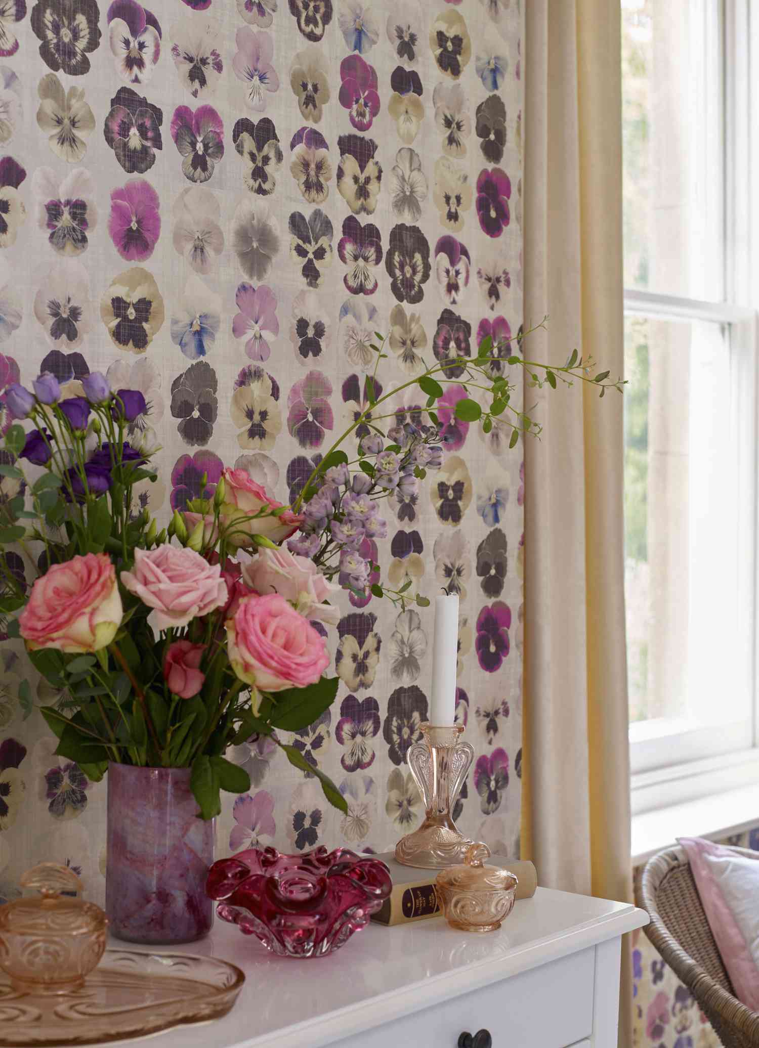 Violett gestalteter Raum von Elizabeth Ockford Ltd.