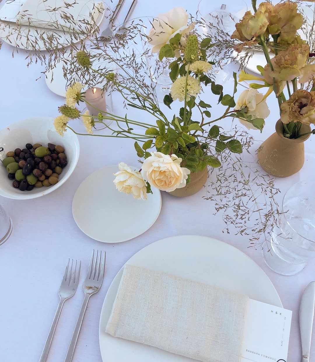 Neutral flowers and place setting