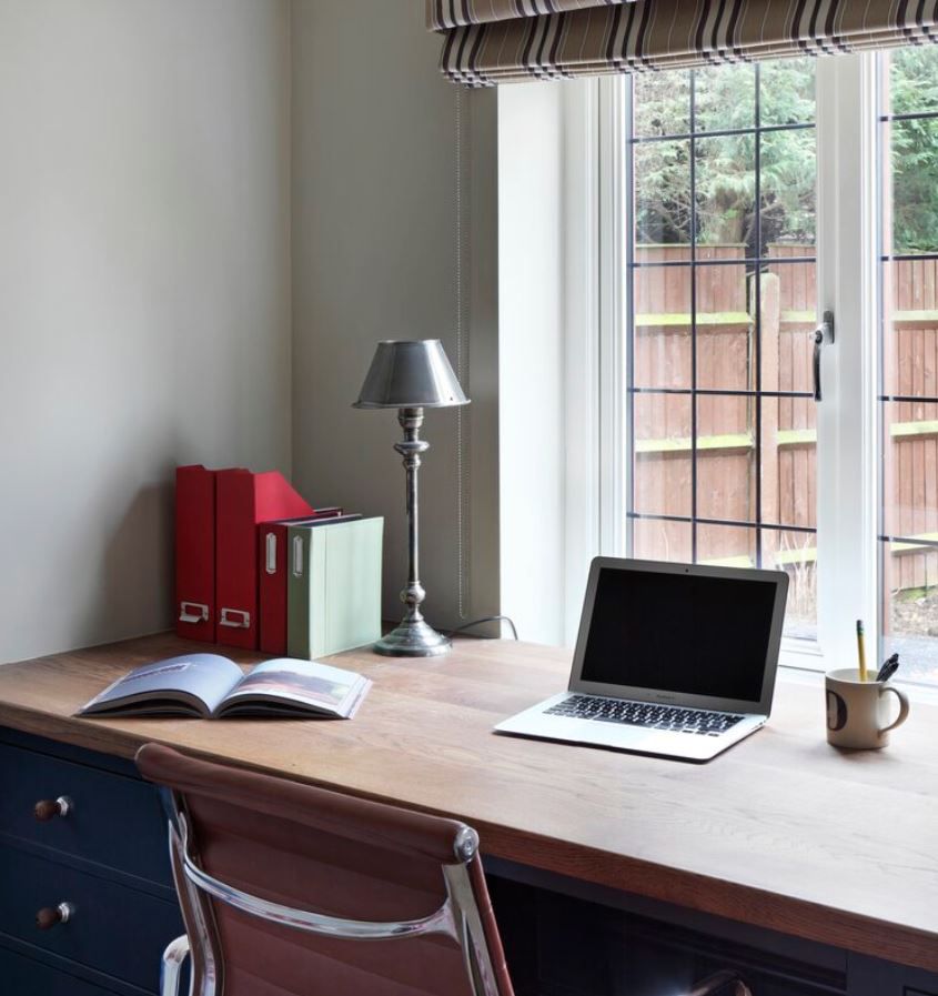 Heimbüro mit Schreibtisch vor großem Fenster