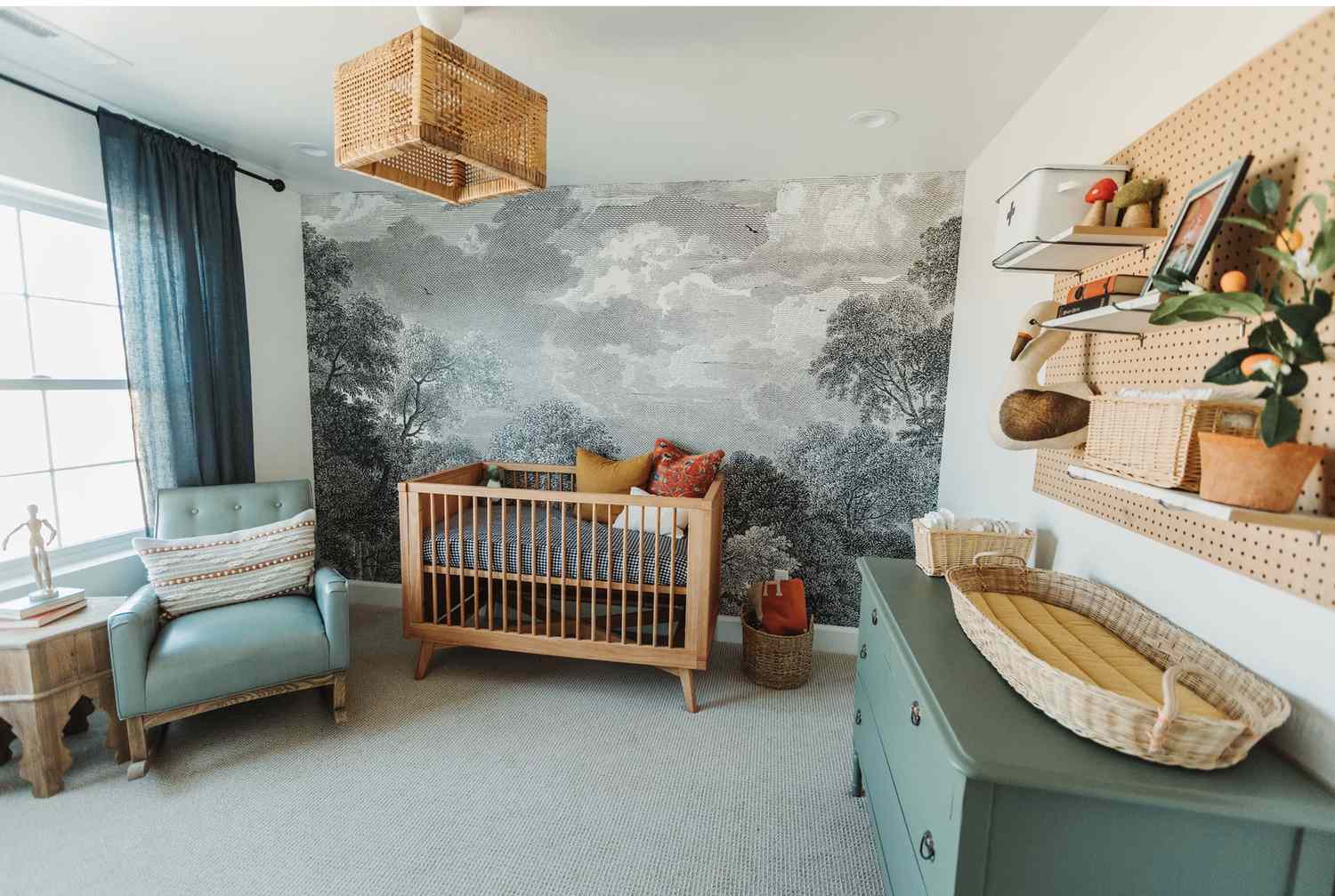 habitación infantil con mural de naturaleza, colores verde cerceta, muebles de madera clara
