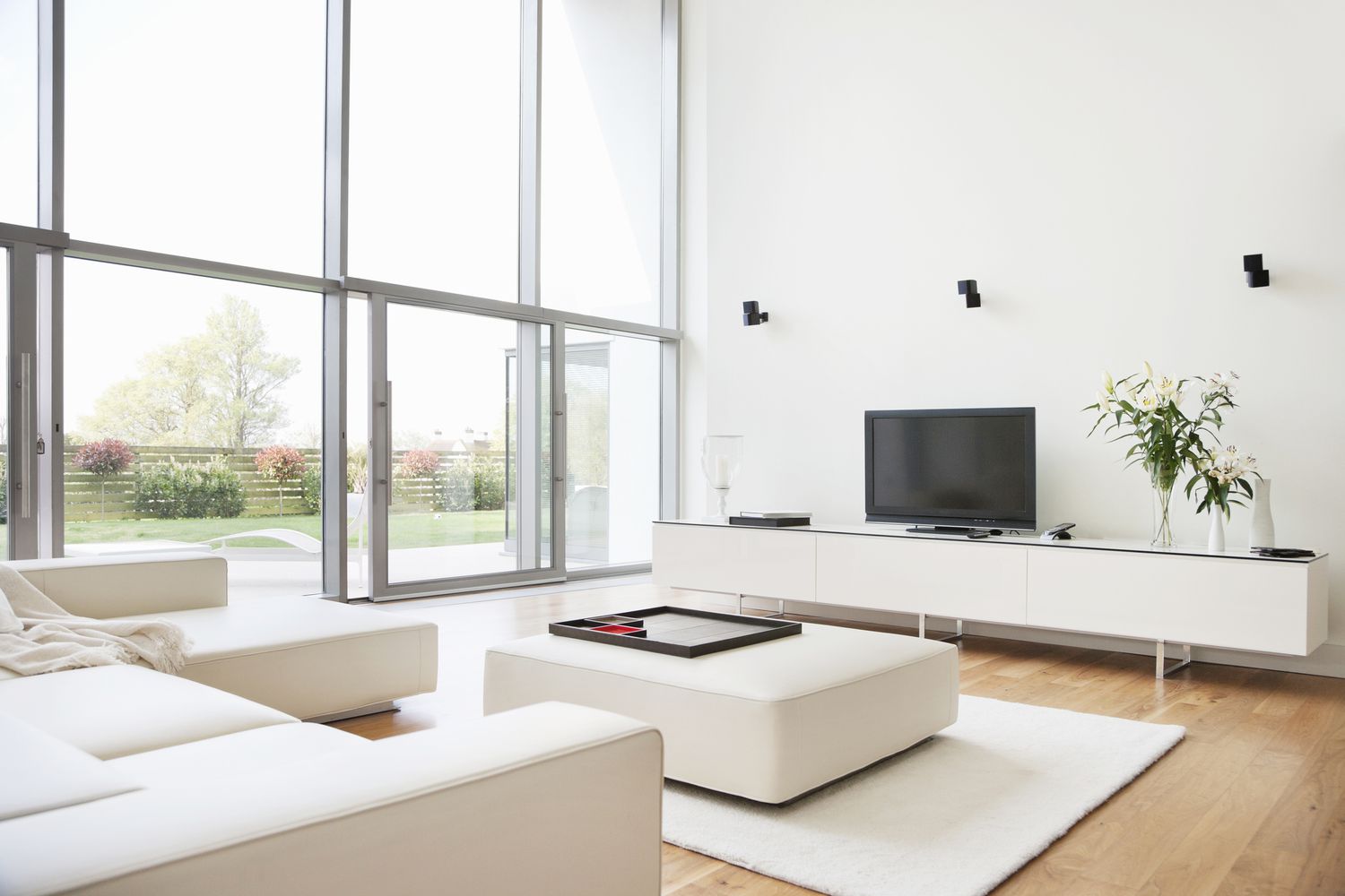 Ein weißes Sofa in einem modernen Wohnzimmer