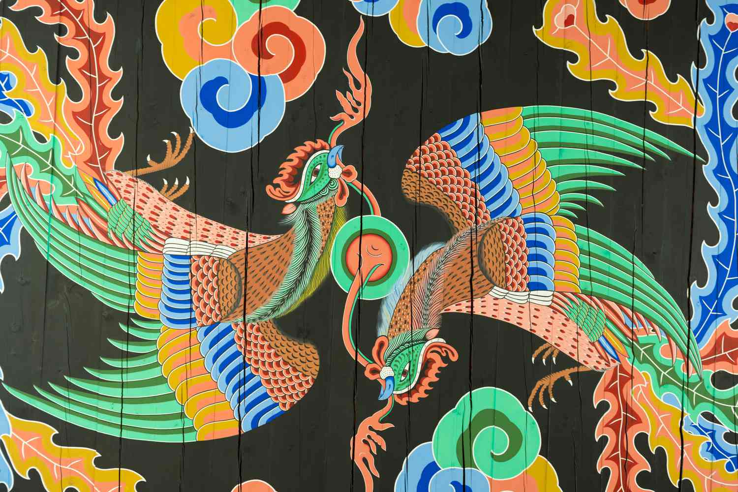 Deckendetail der Zwillings-Phönixvögel im Gwanghwamun, dem Haupttor des Gyengbokgung-Palastes in Seoul.