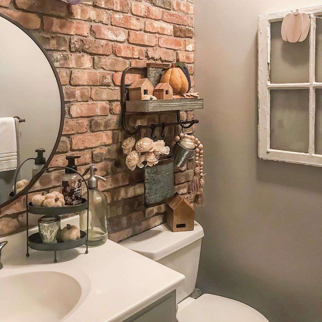Banheiro com parede de tijolos