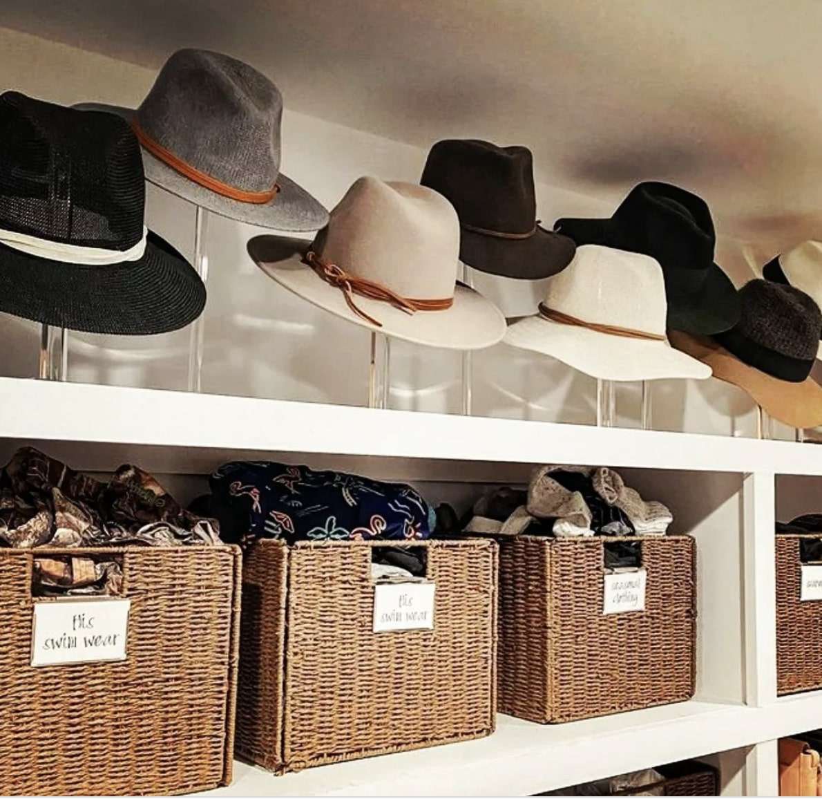 chapéus armazenados usando chapeleiras