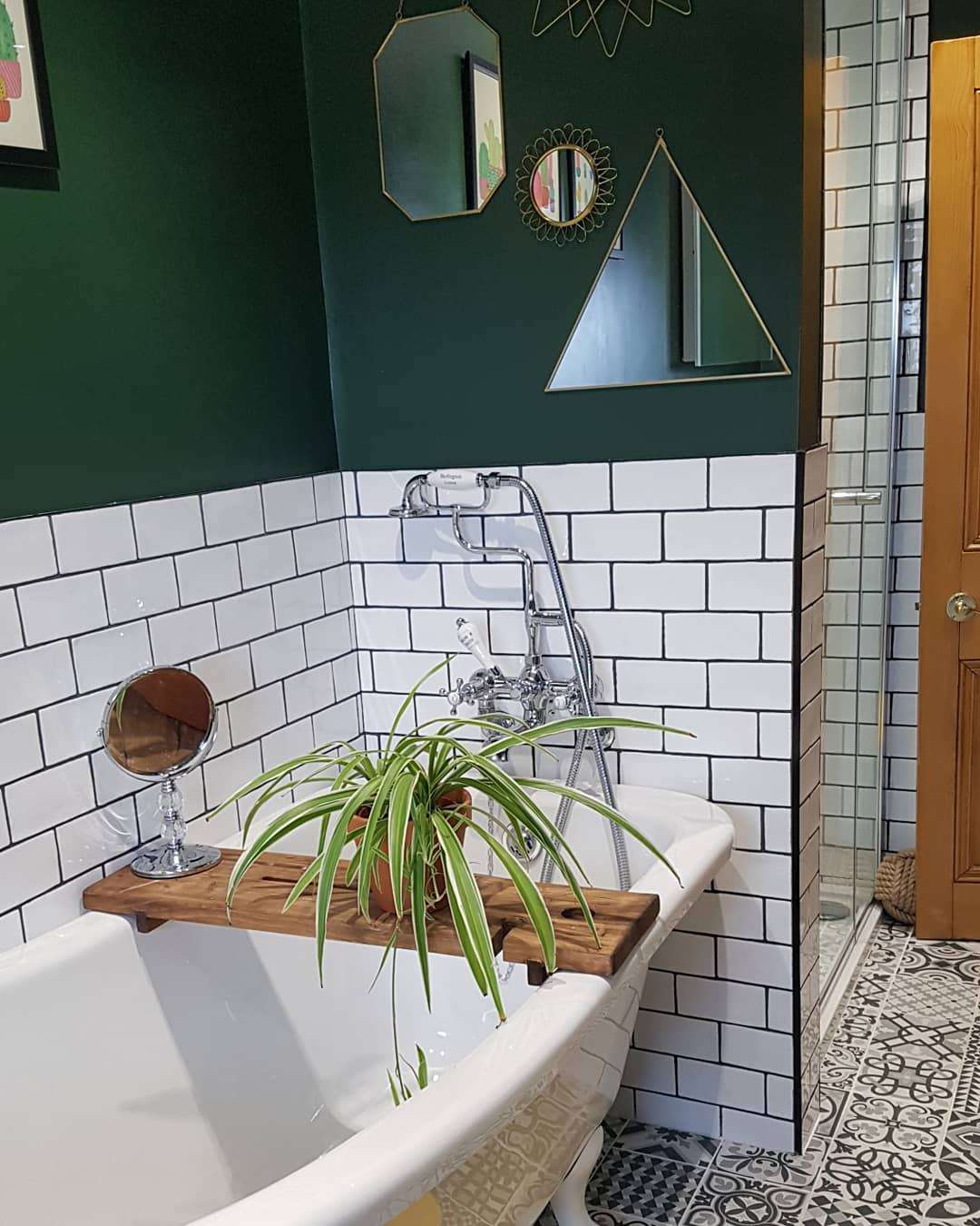 Salle de bain avec murs peints en vert