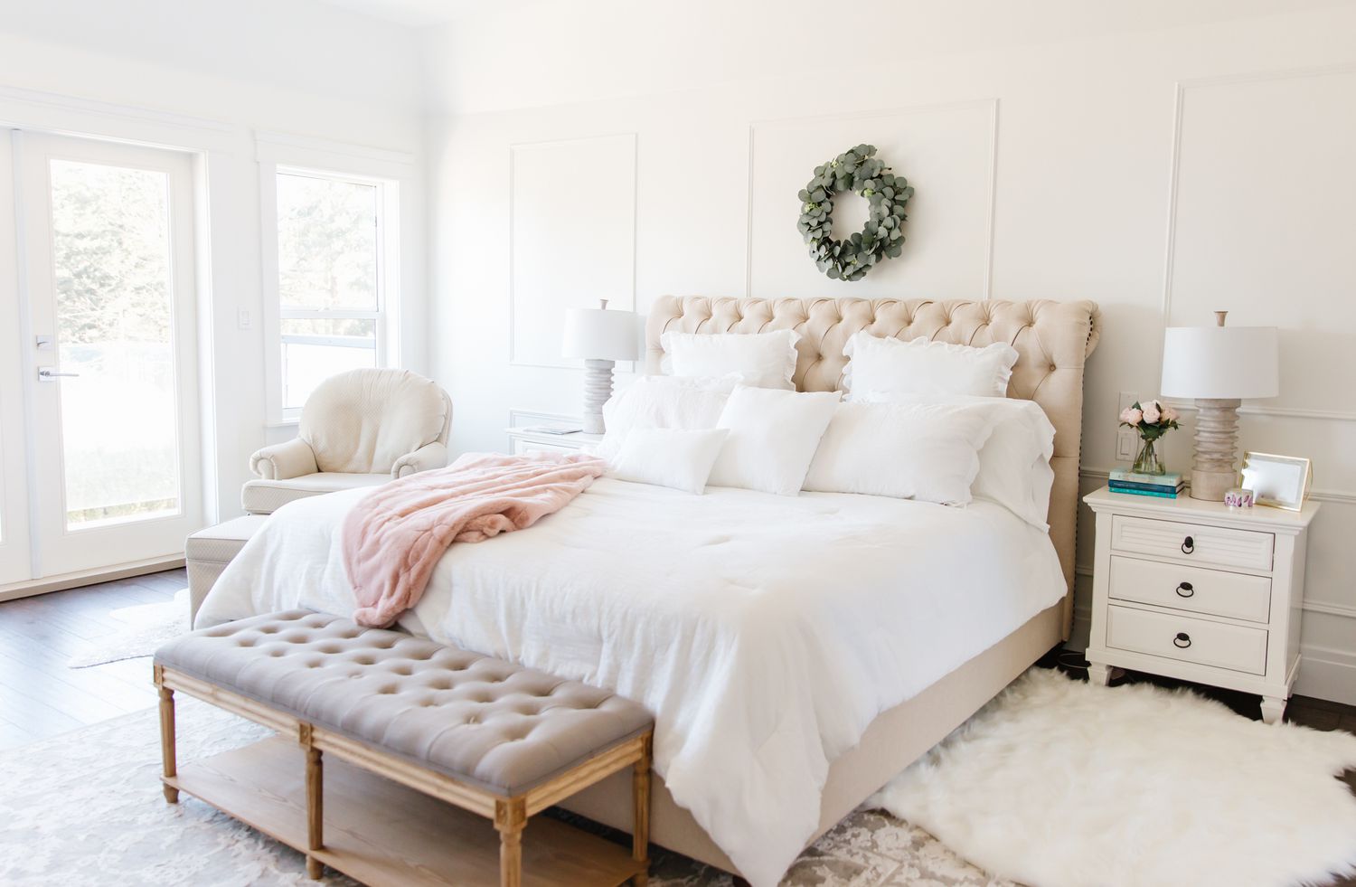 Dormitorio con temática blanca
