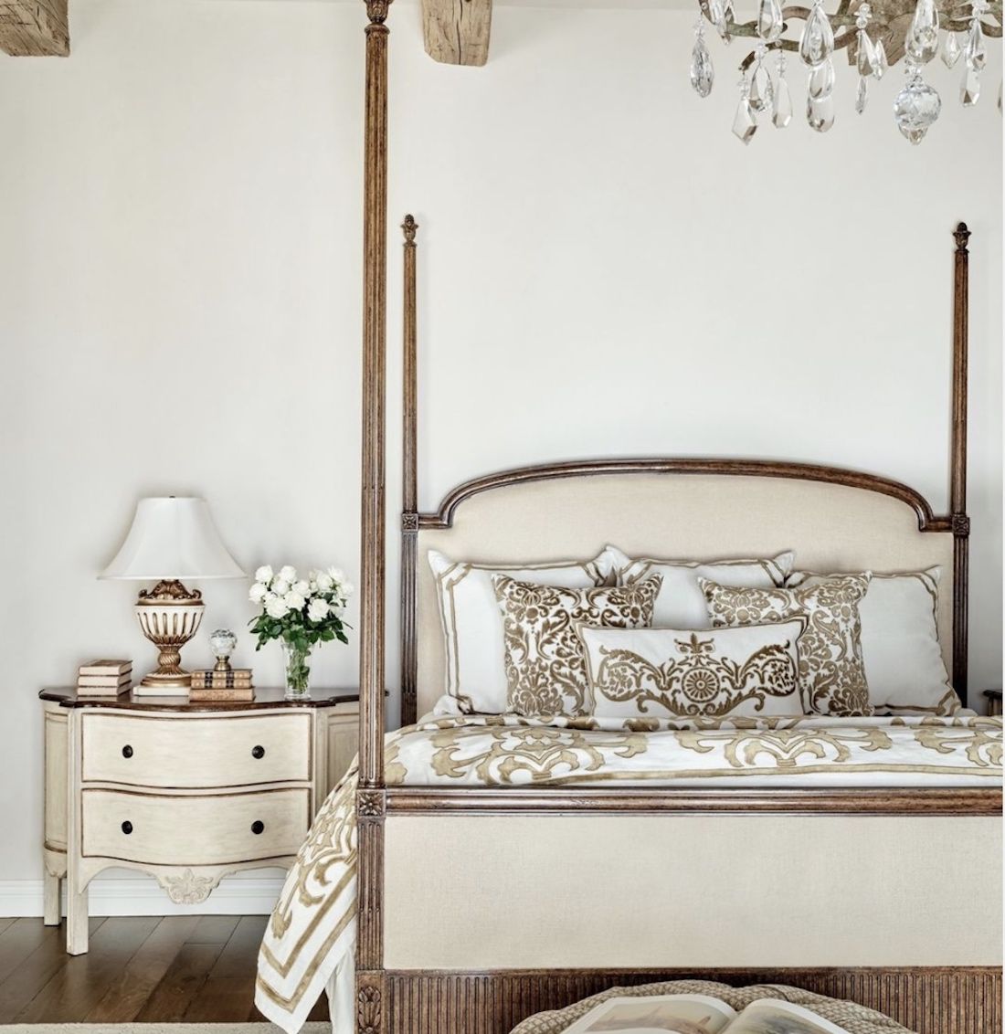 Klassisch elegantes Schlafzimmer im mediterranen Stil