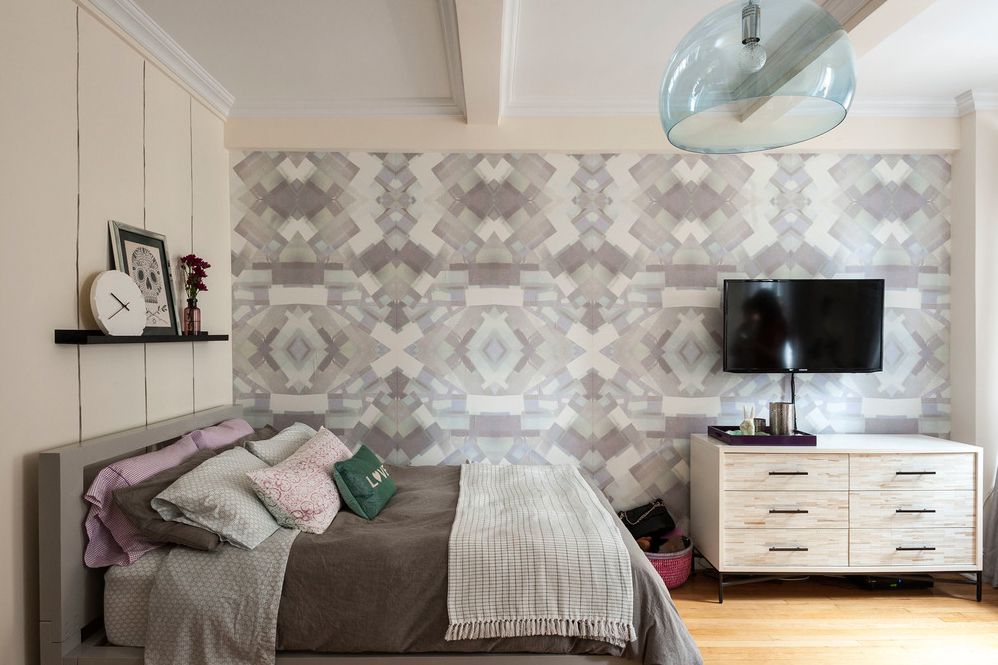 papel pintado geométrico con tonos grises fríos en dormitorio