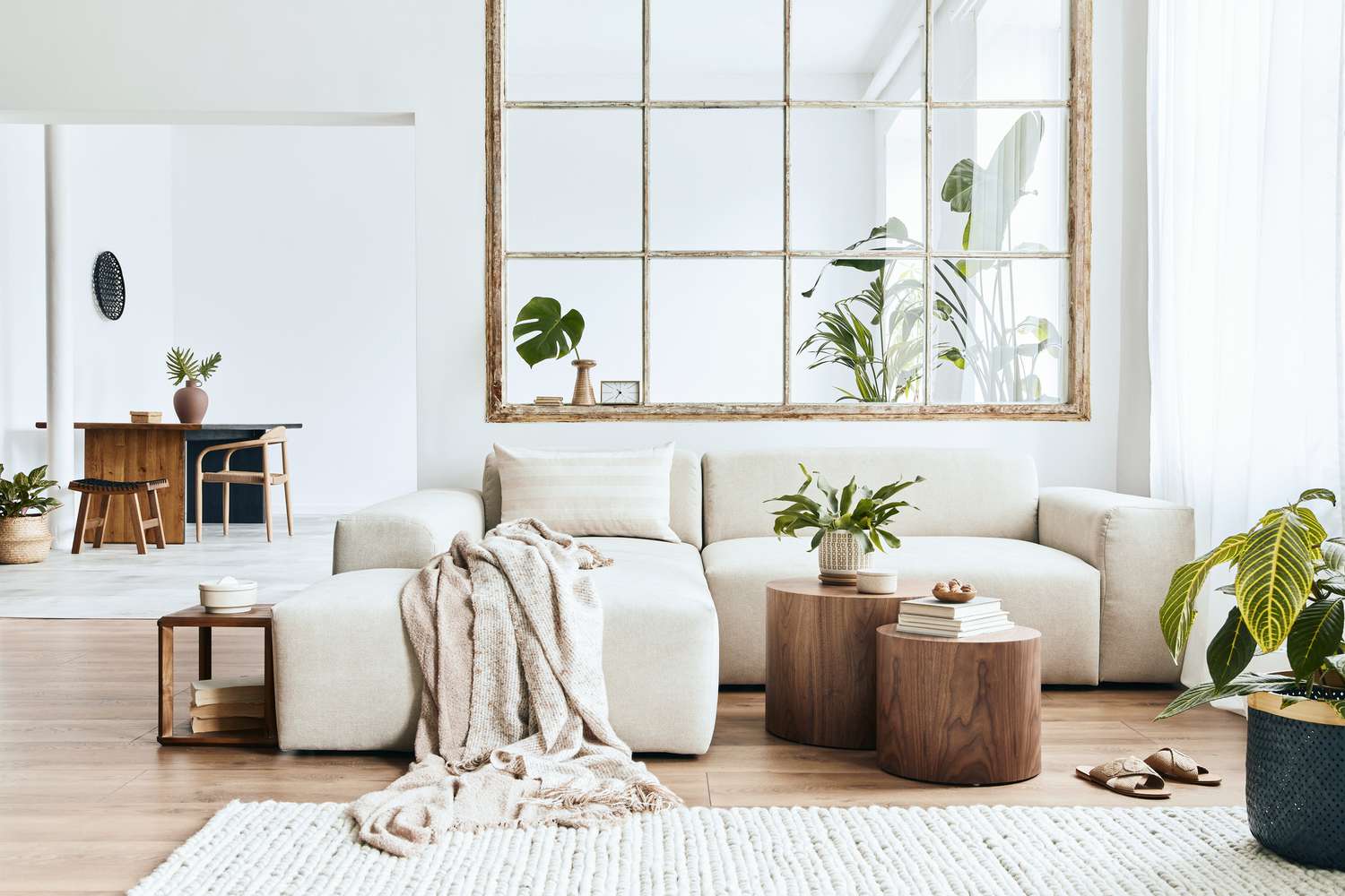 Ein modernes neutrales Wohnzimmer mit Pflanzen