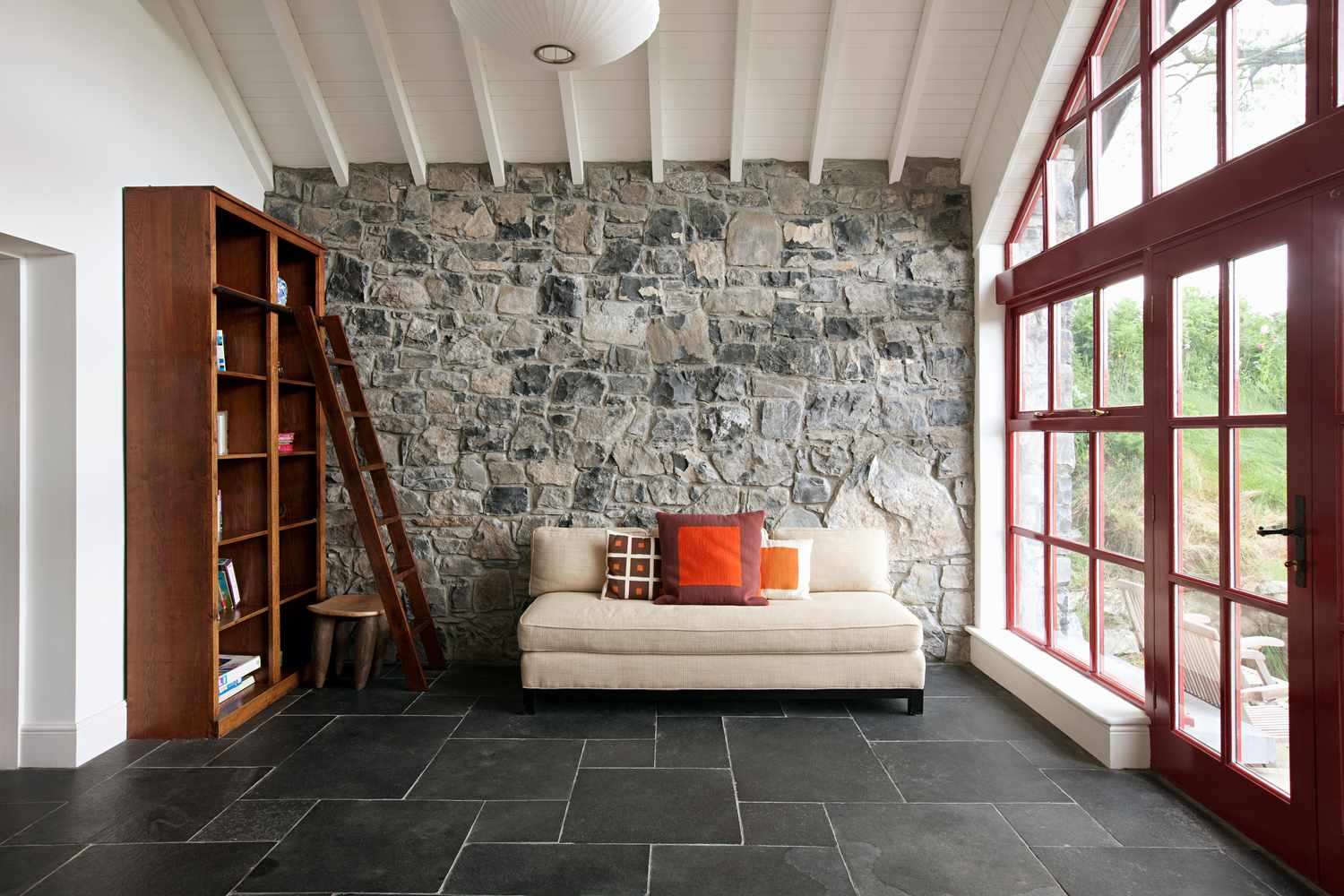 Sala mínima com uma parede de pedra