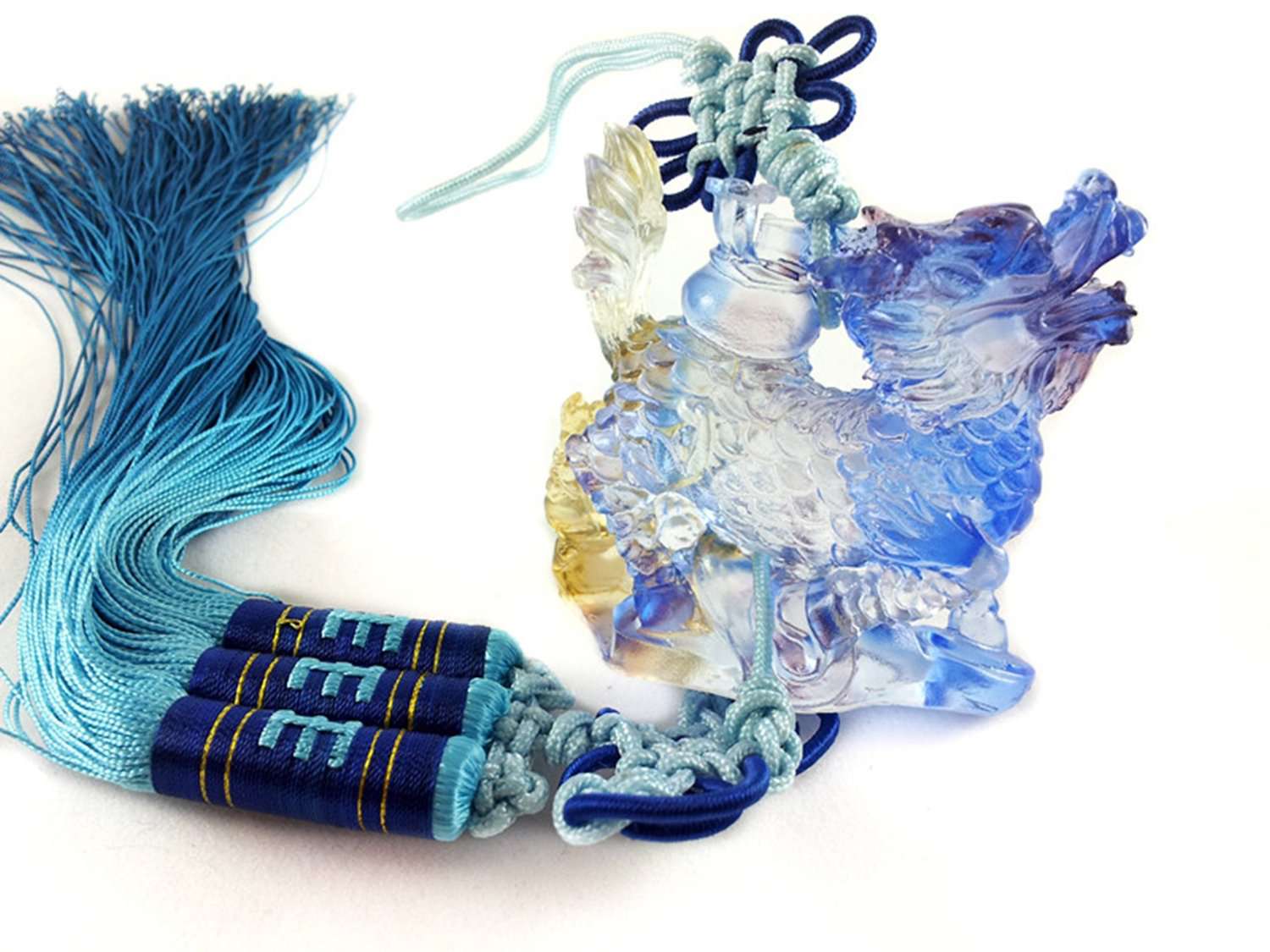 Amuleto Chi Lin de cristal con borlas azul verdoso