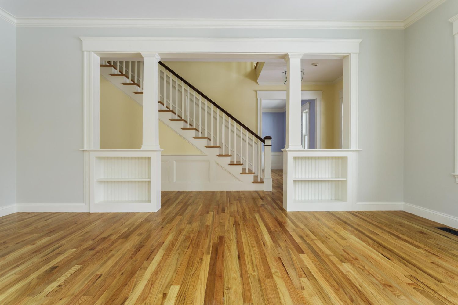 Interior de casa sin amueblar con madera maciza