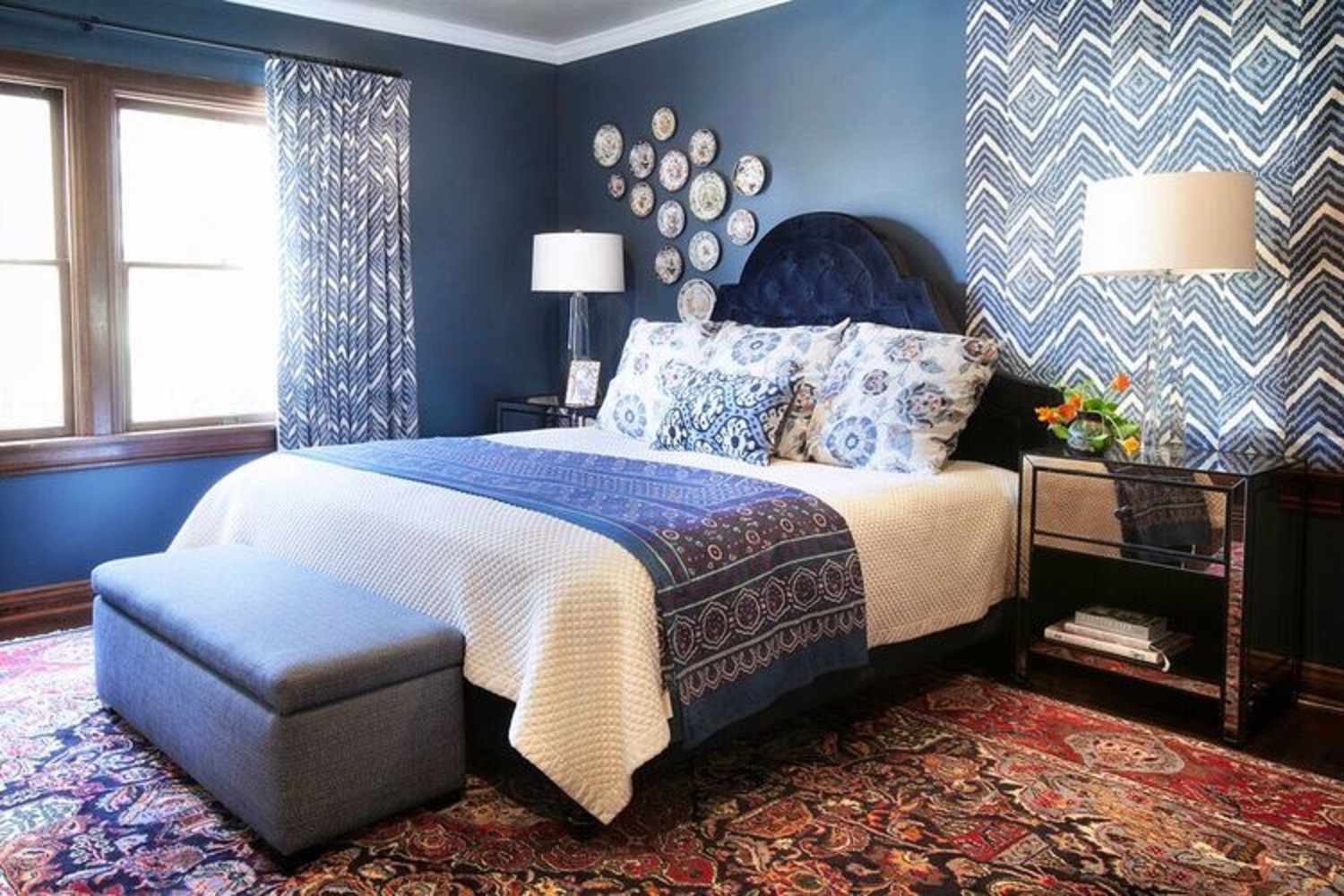 Chambre à coucher bleue et blanche