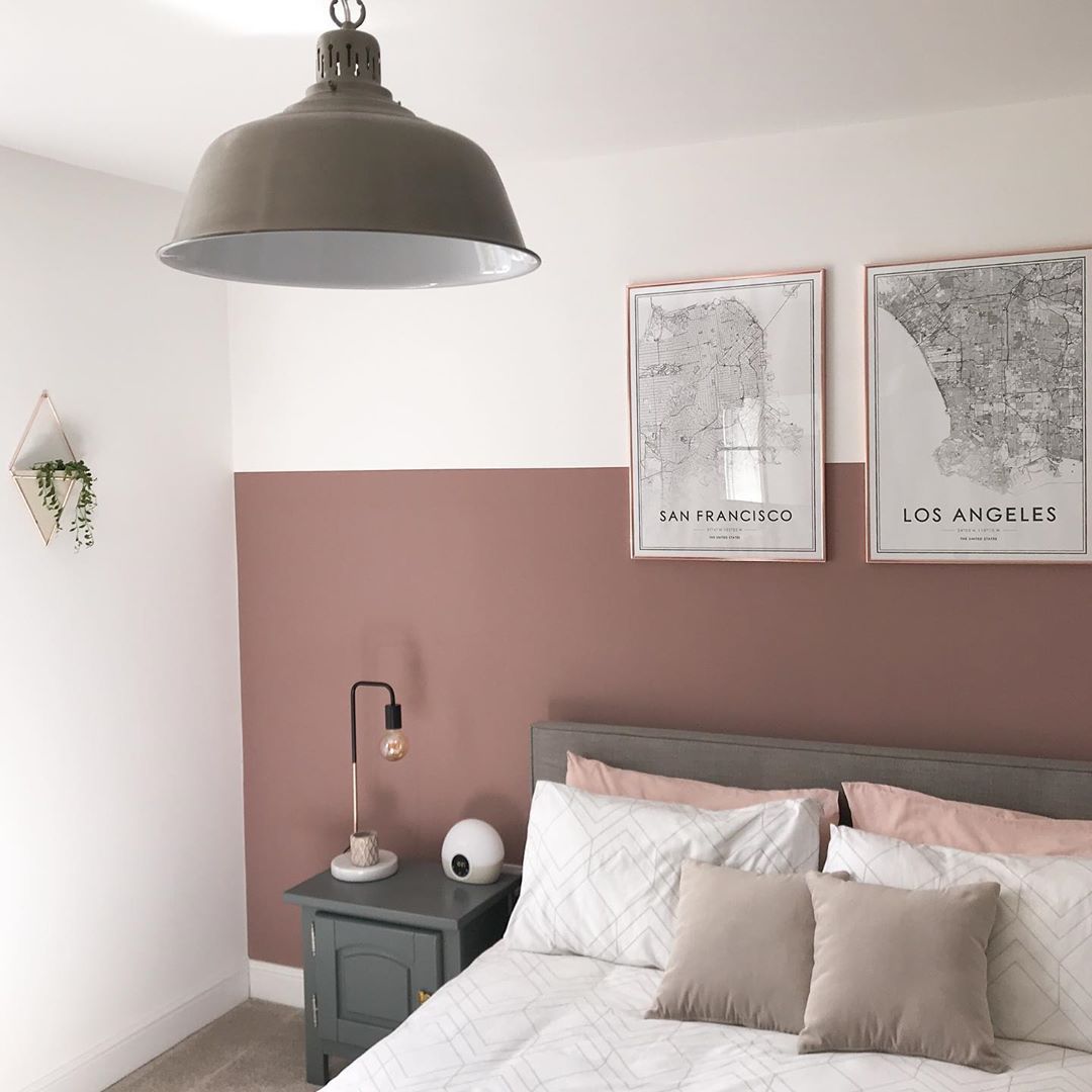 Schlafzimmer mit malvenfarbenem Streifen an der Wand