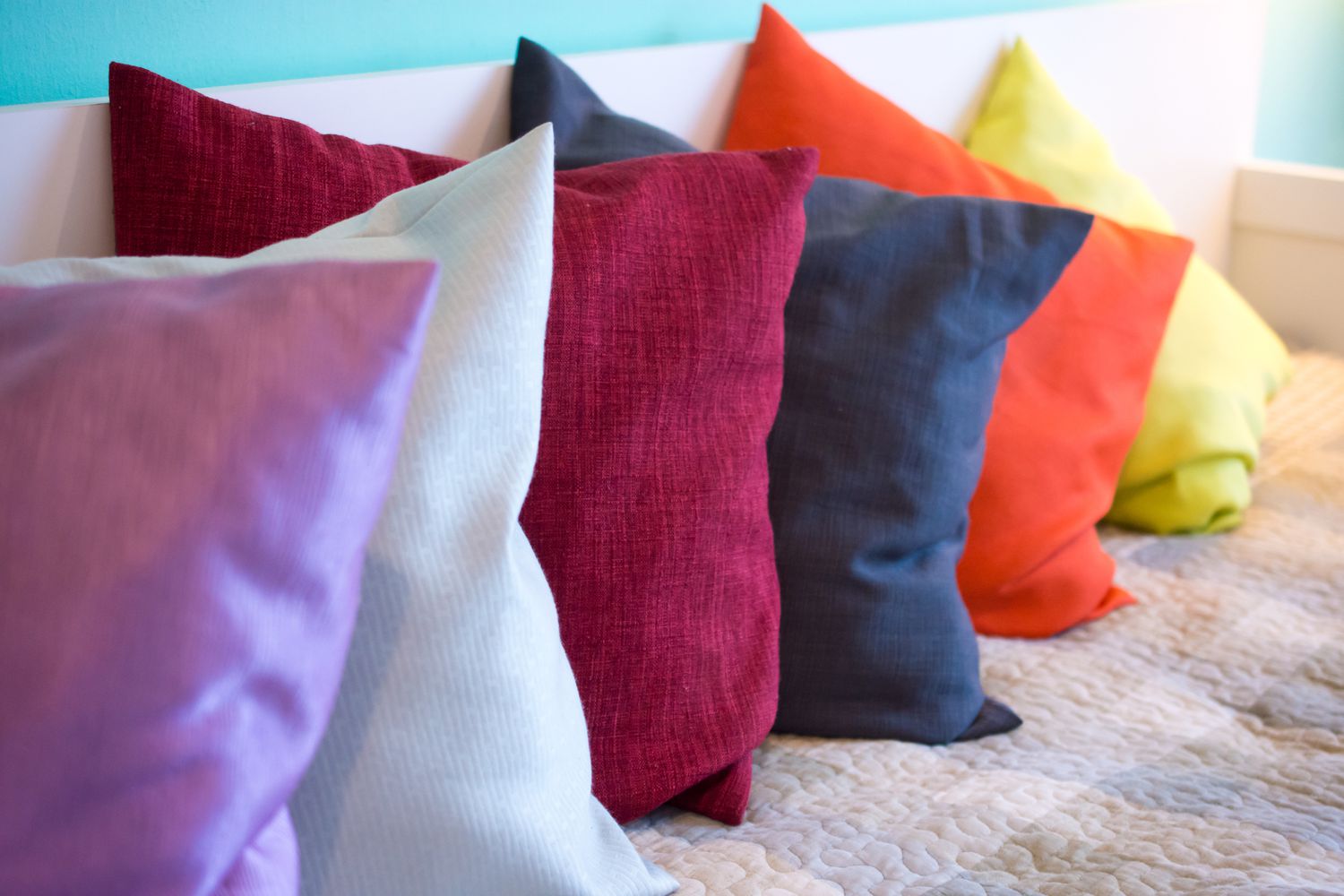 Travesseiro decorativo confortável de tecido natural, com travesseiros multicoloridos