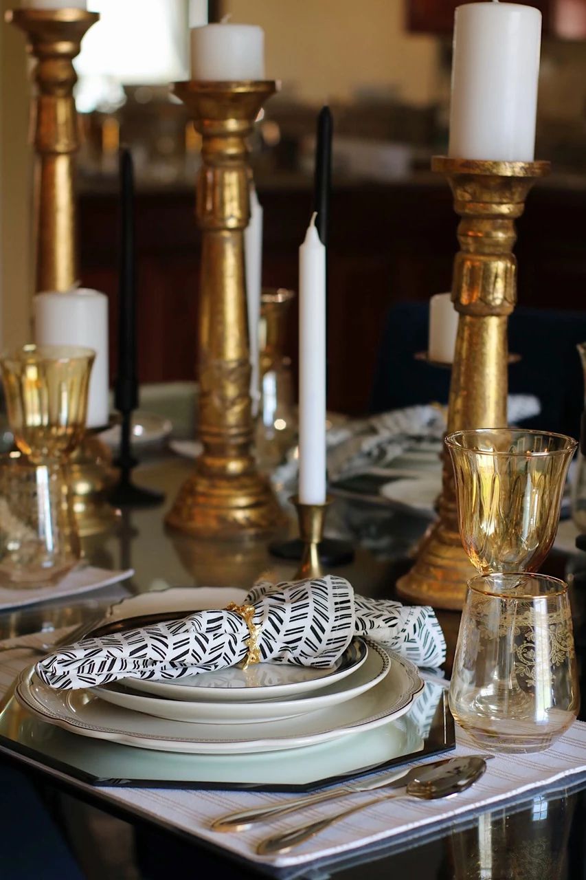 Mesa de comedor maximalista con velas atrevidas