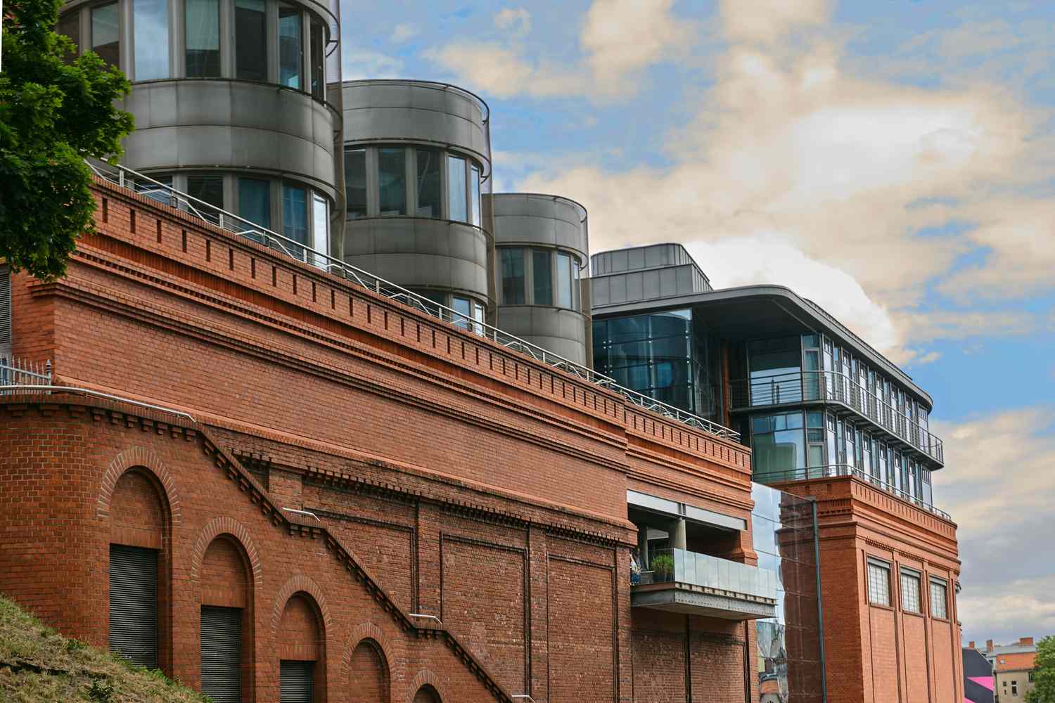 Rote Ziegelwände in einer alten Brauerei in Poznan, Polen