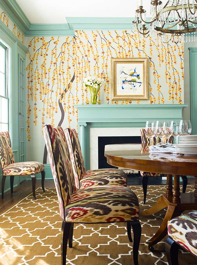 sala de jantar com papel de parede floral amarelo