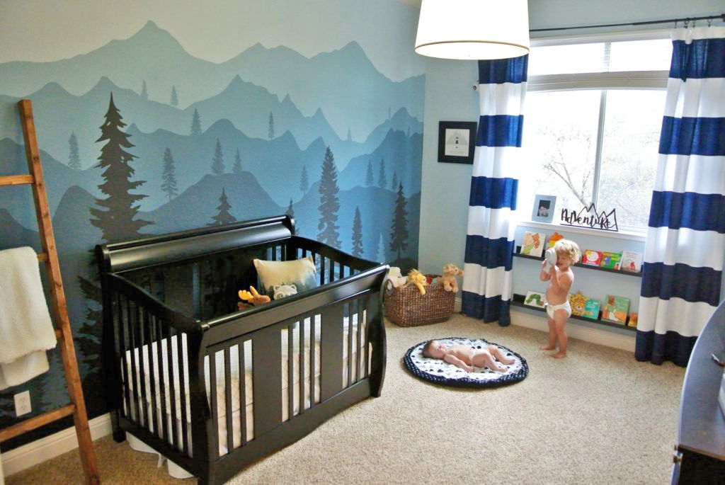 Kinderzimmer mit Waldmotiven und Ombre-Wandbild