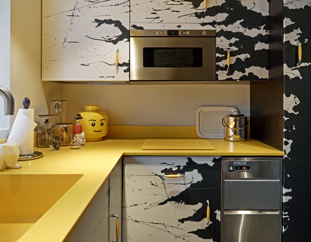Küche mit gelber Quarz-Arbeitsplatte und Spüle in Kombination
