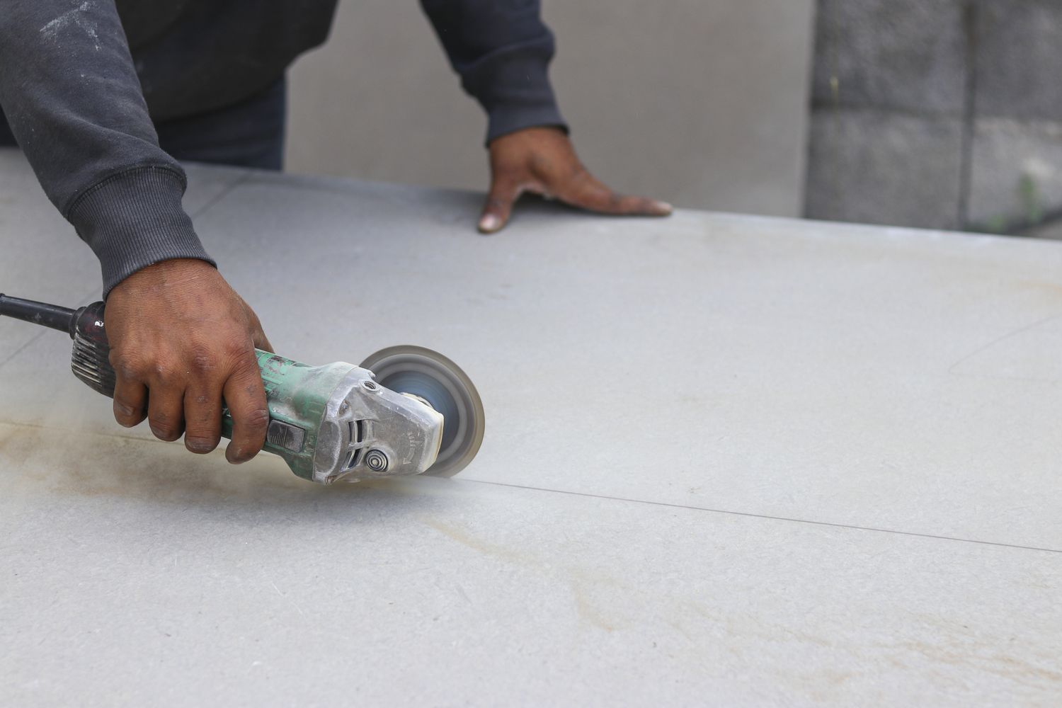 Cortando placas de cemento con una amoladora