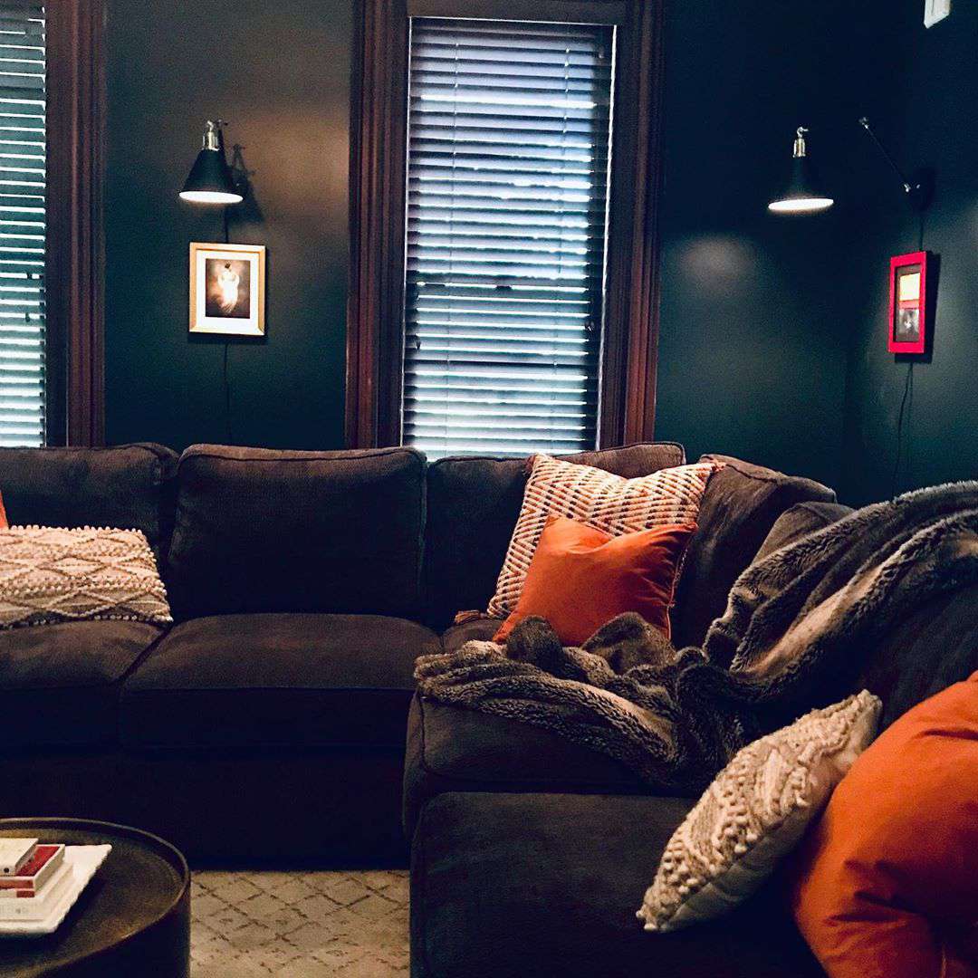 Wohnzimmer mit einer übergroßen braunen Couch