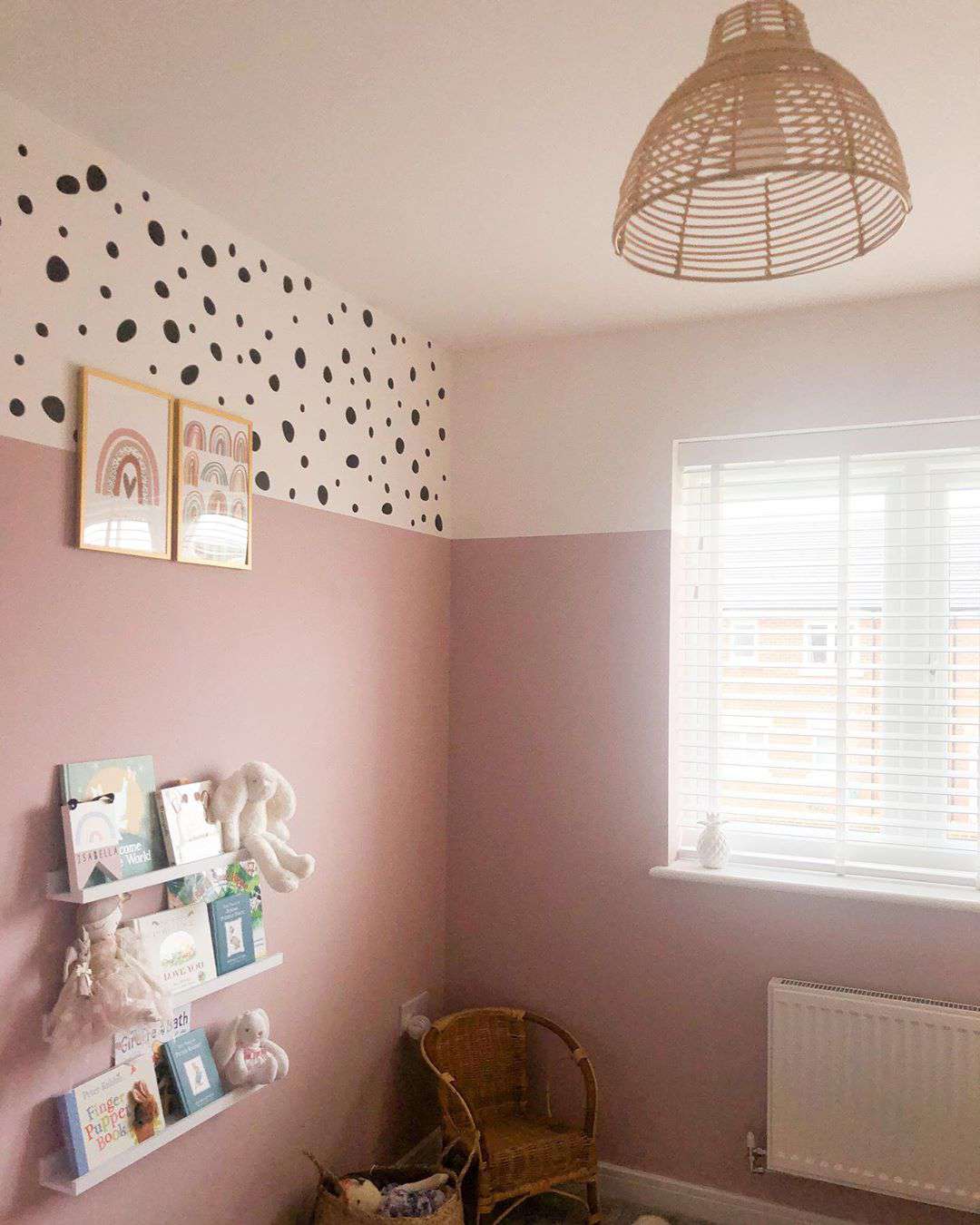 Schlafzimmer mit rosa Wänden und gesprenkeltem Rand