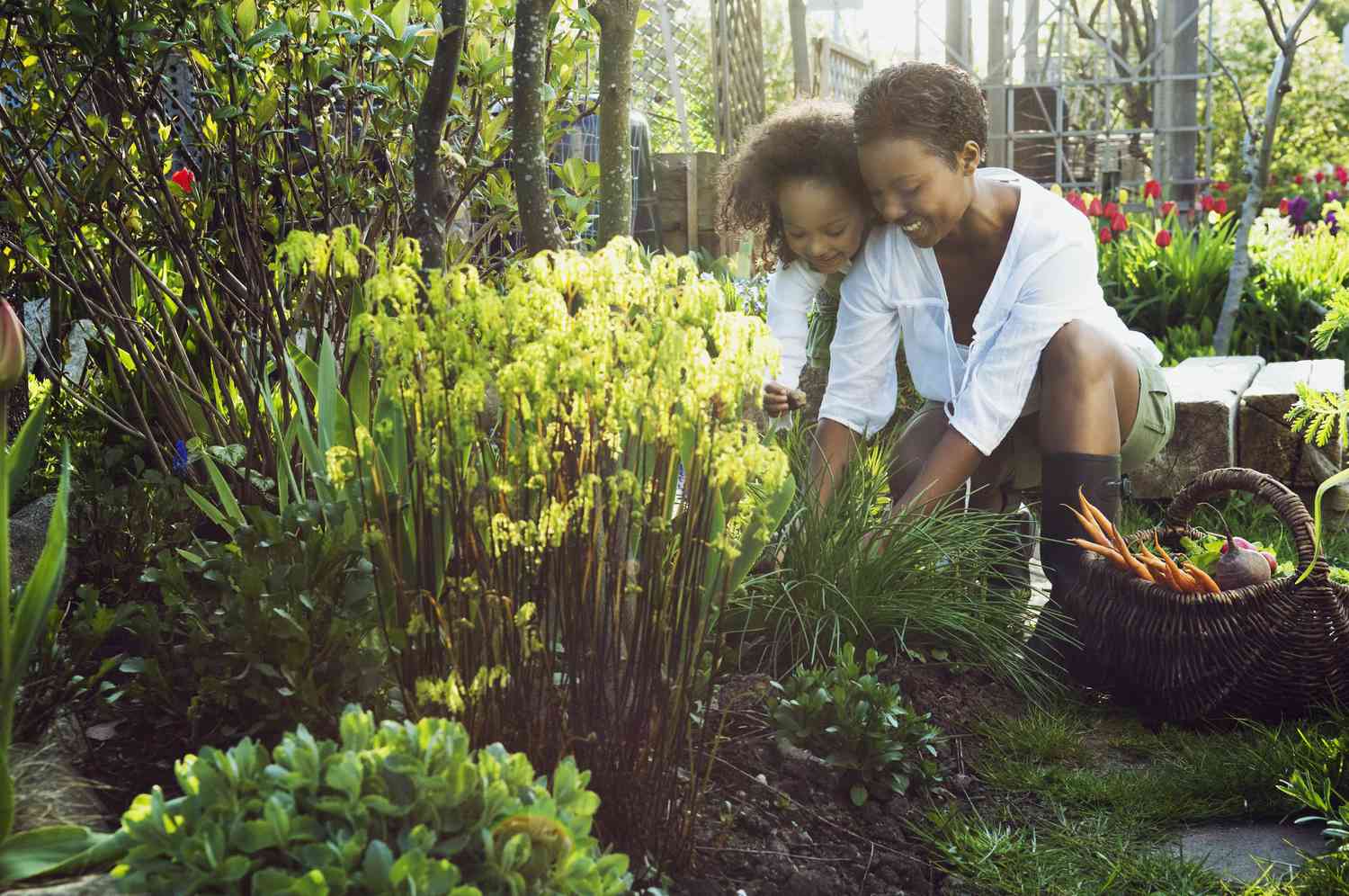 Mãe e filha jardinando