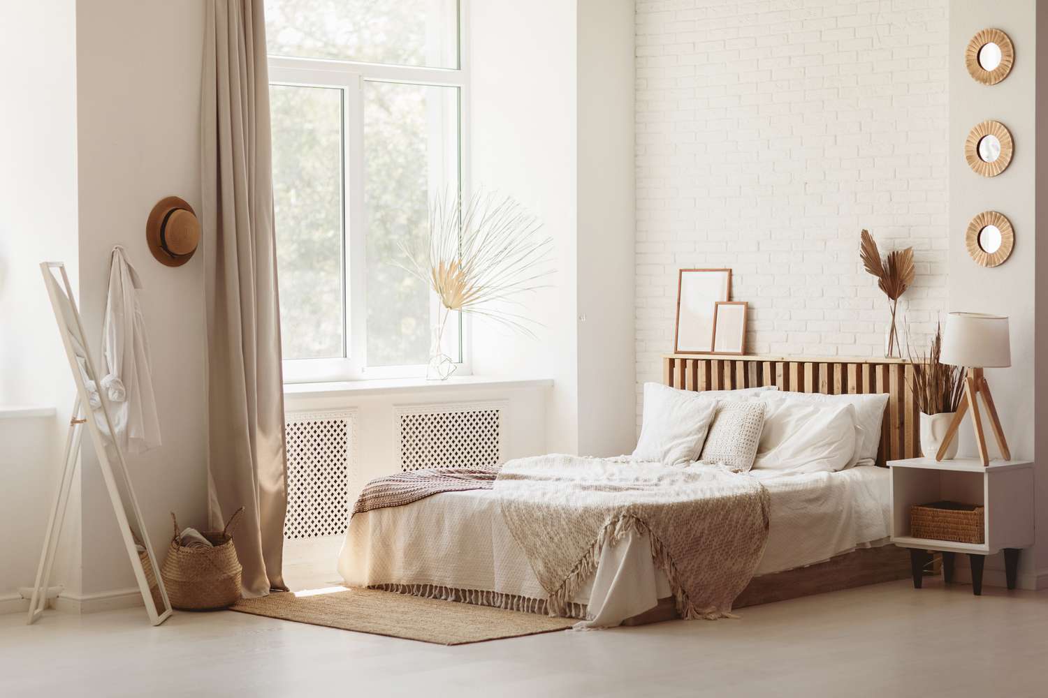 Helles und geräumiges Schlafzimmer mit weißer Wand und Öko-DIY-Holzmöbeln. Gemütliches helles Schlafzimmer im rustikalen Stil.