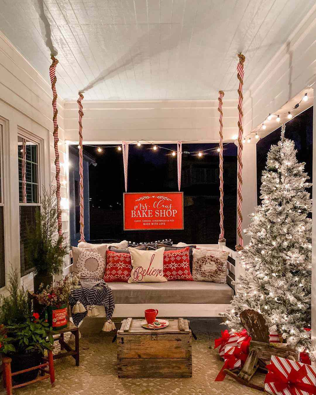 Eine weihnachtlich geschmückte Veranda-Schaukel