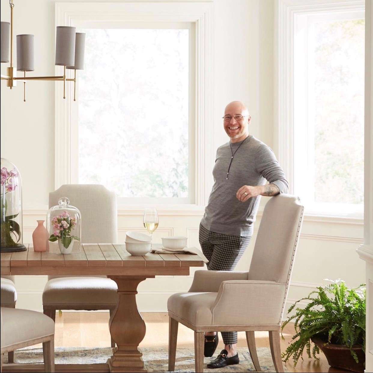 Roberson Keffer posa junto a una mesa de comedor