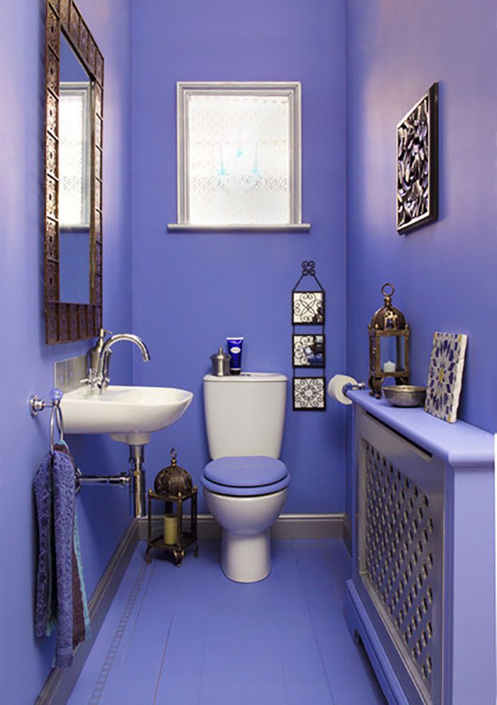 Salle de bain monochrome violet