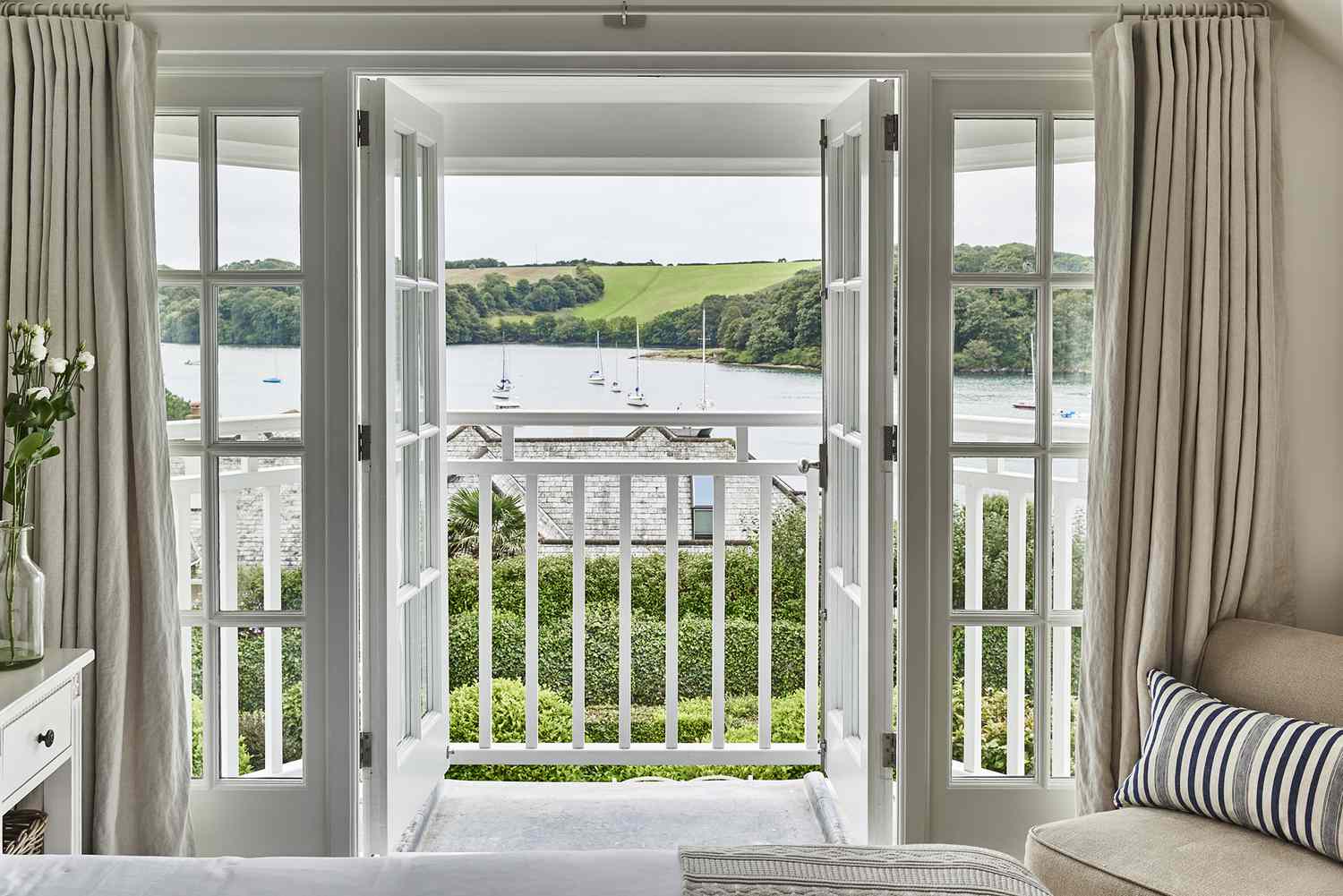 la vista de los veleros desde el dormitorio del último piso de la casa de campo de Emma Sims-Hilditch en Cornualles