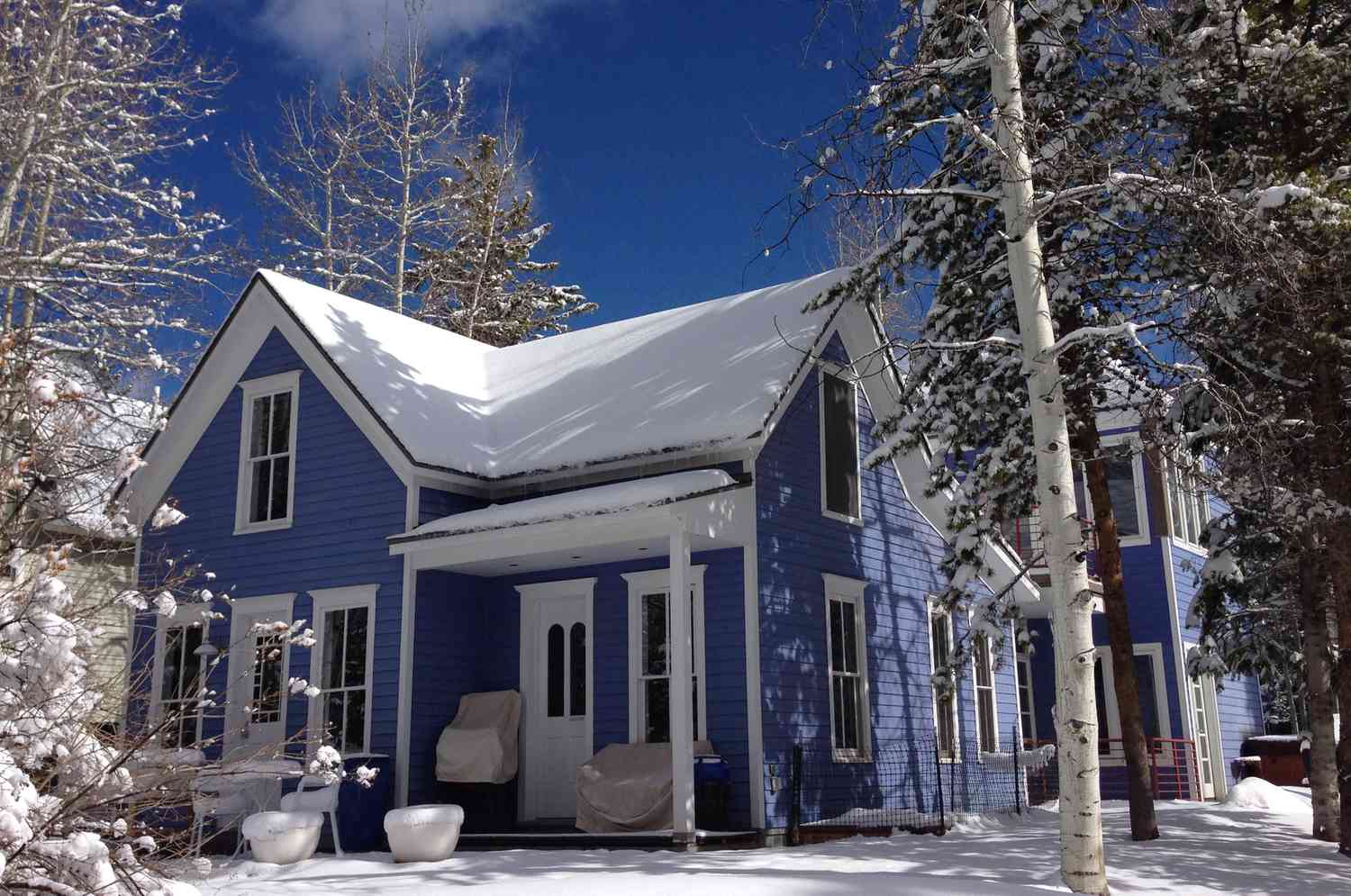 Großes blaues Bauernhaus im Winter