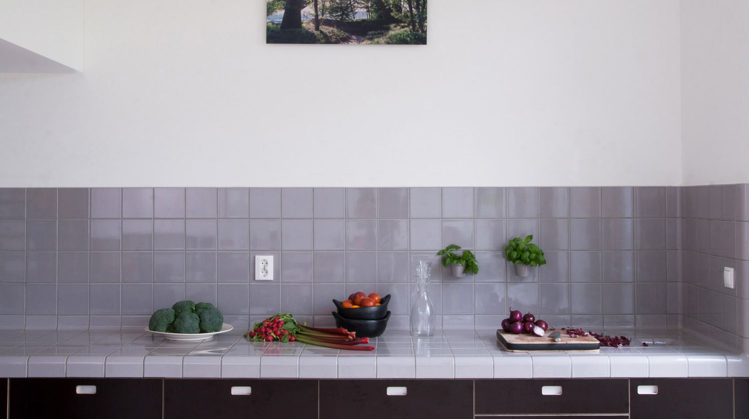 Encimera de cocina de azulejos grises fríos