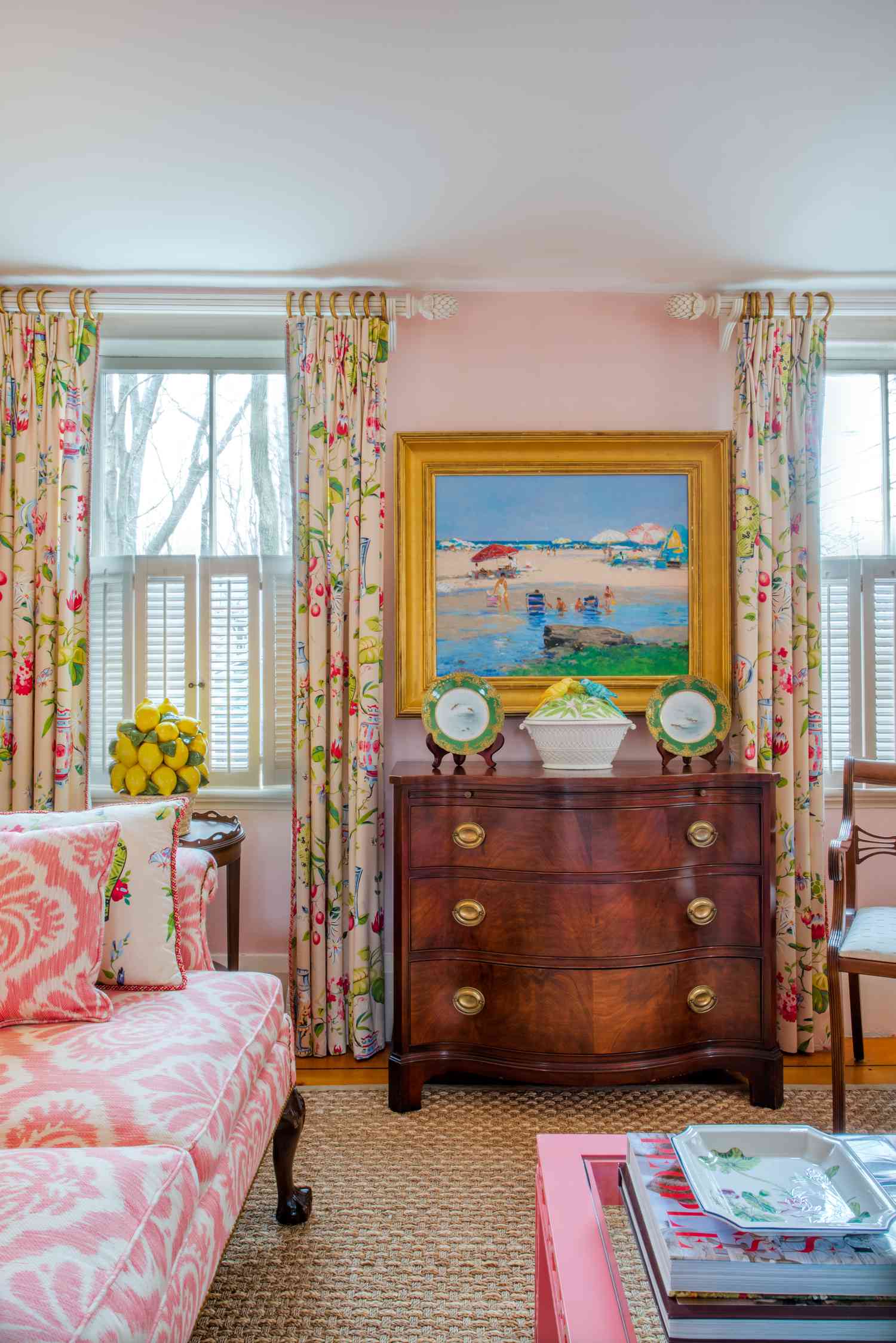 una cómoda clásica de 3 cajones en un salón rosa
