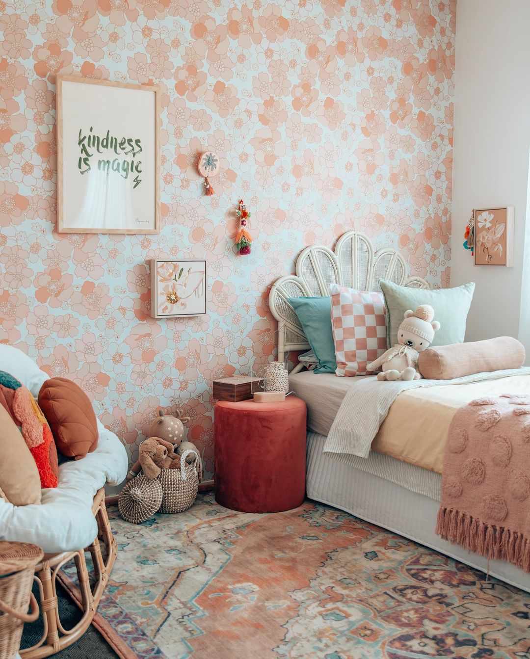 Papel pintado floral rosa en dormitorio