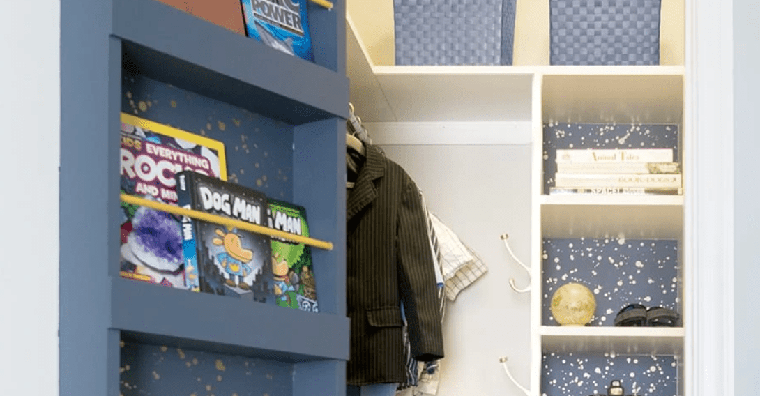 Bücherregal im Kleiderschrank