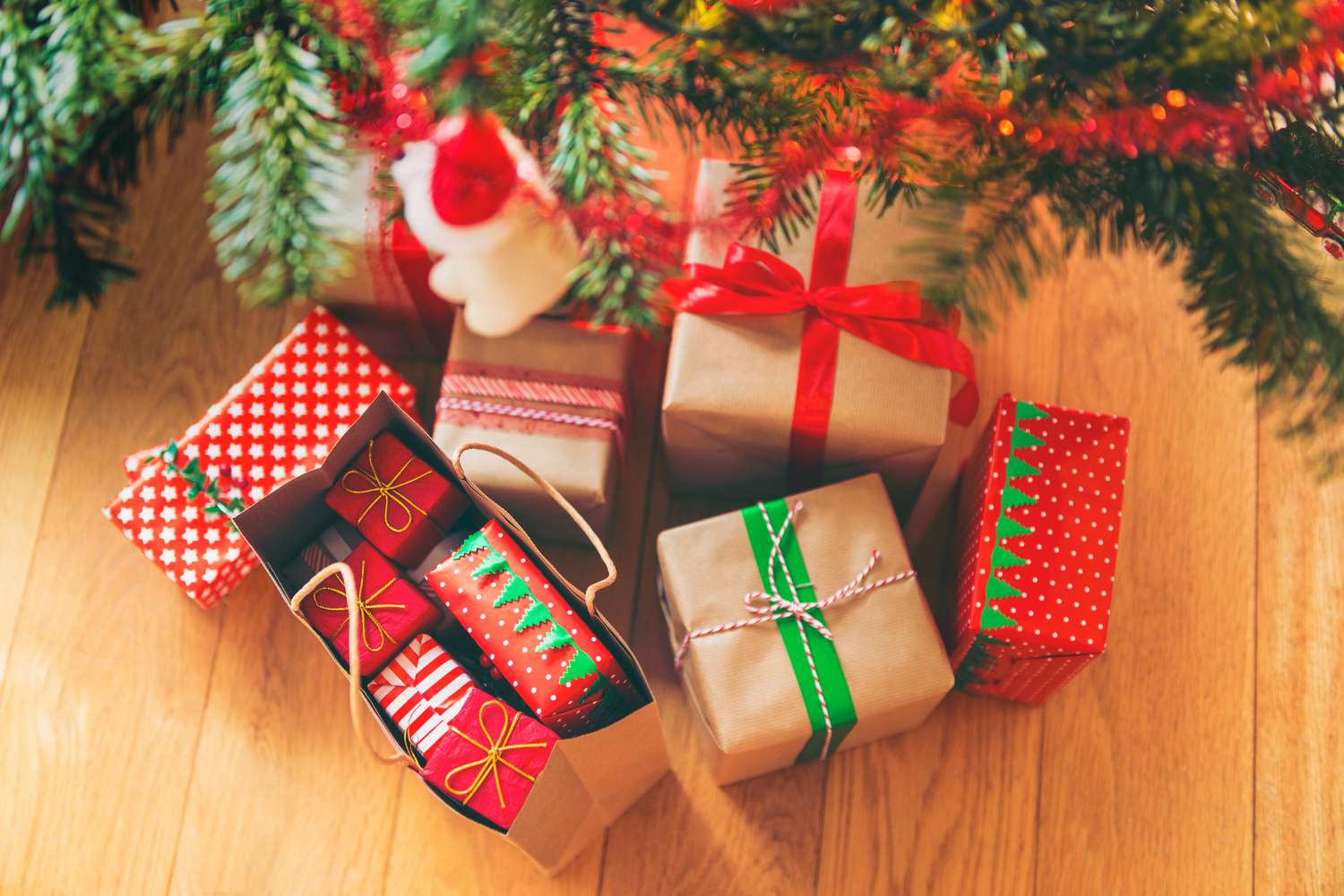 Regalos de Navidad bajo el árbol de Navidad