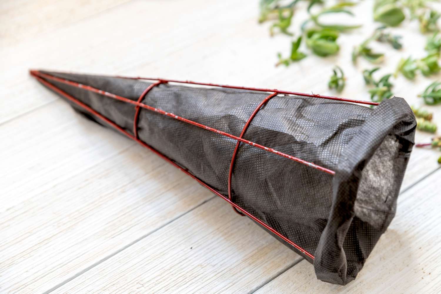 Arbre en fil de fer enveloppé dans un tissu géotextile pour faire une forme d'arbre