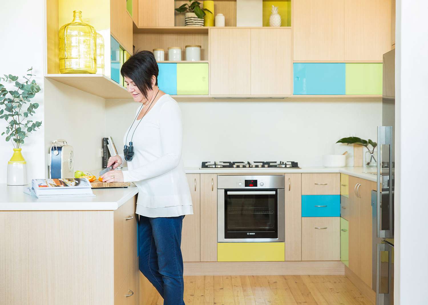 cozinha colorida com bancada laminada