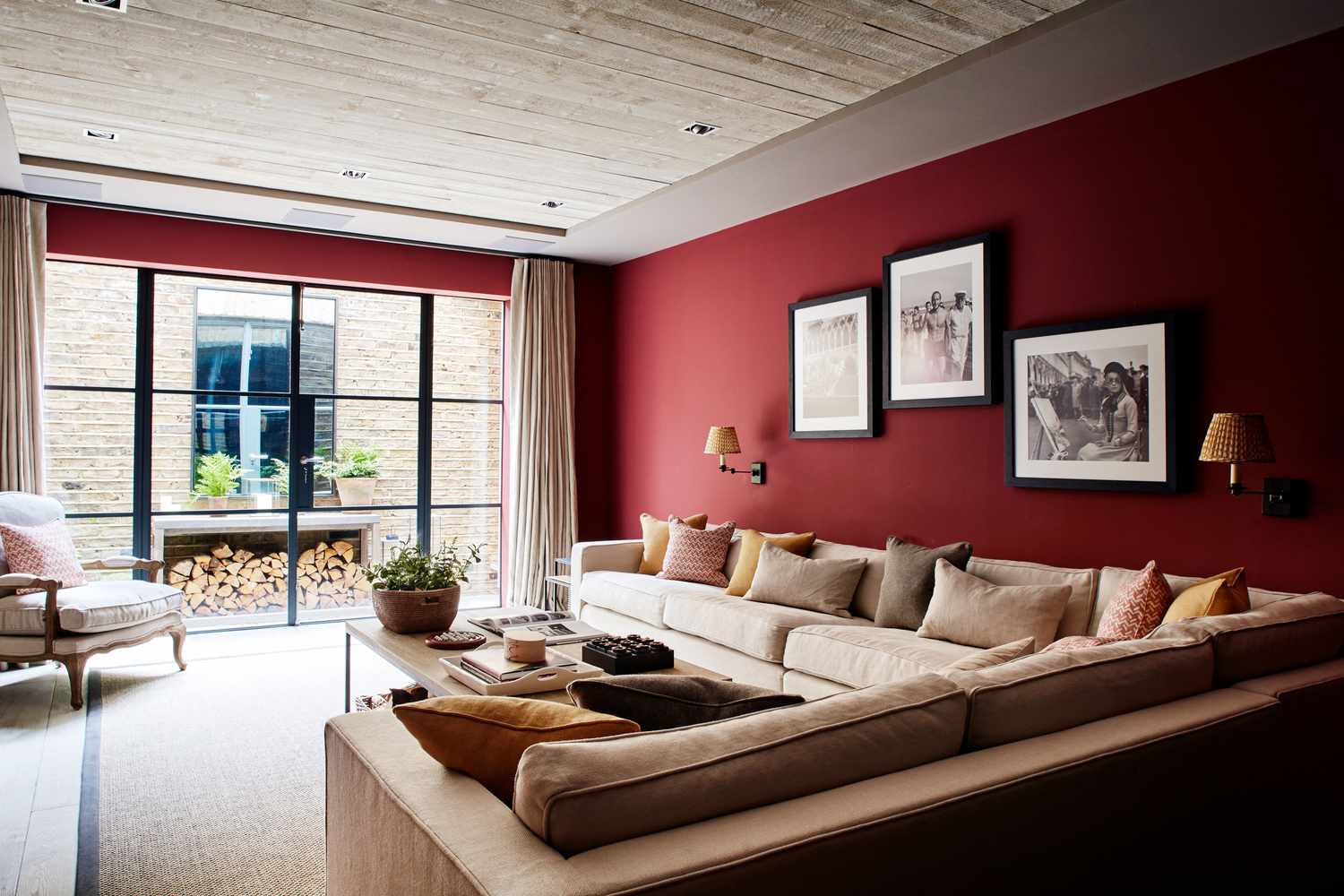 Wohnzimmer mit braunem und rotem Farbschema