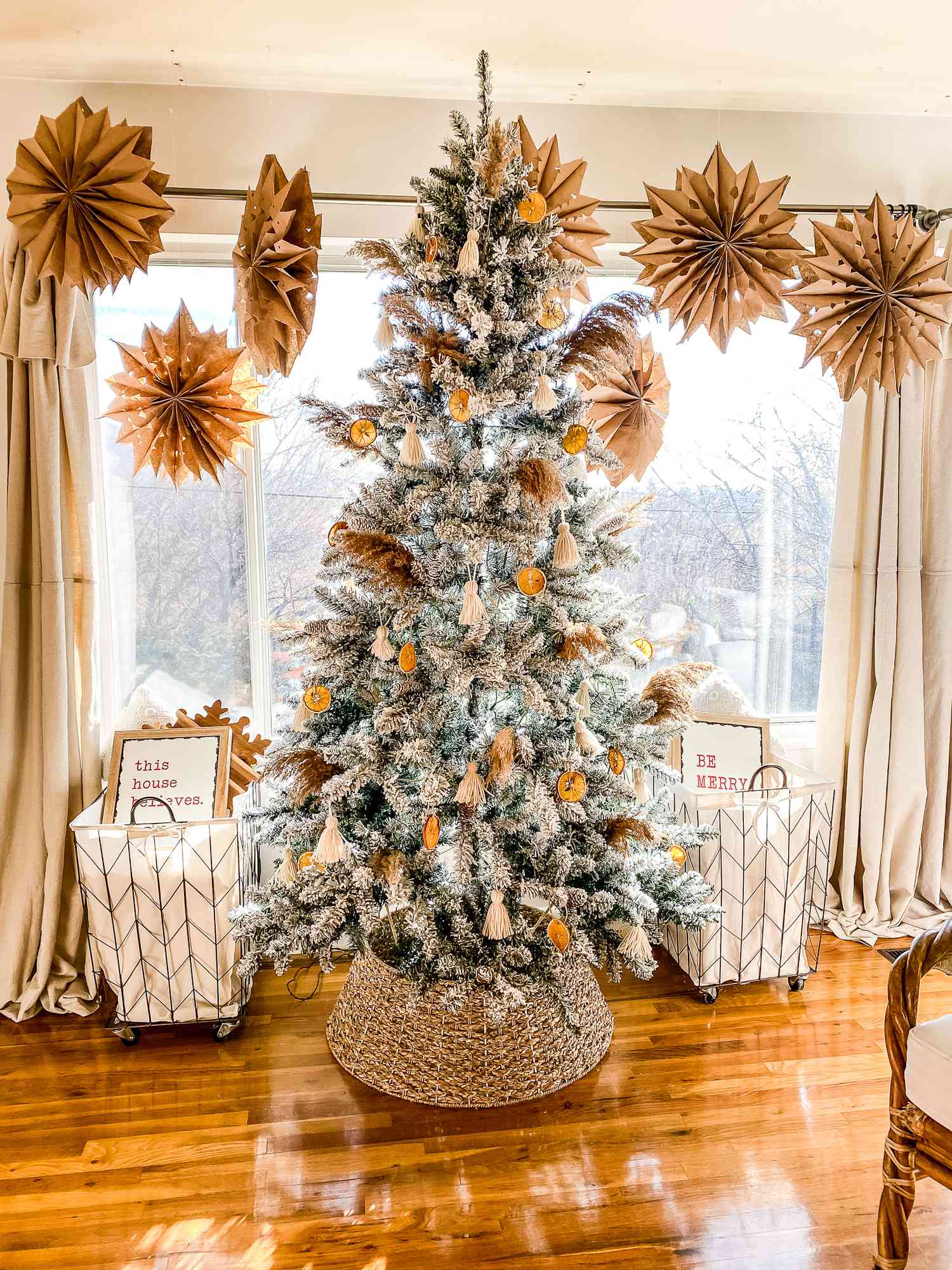 A árvore de Natal com tema de laranja de Becky Mickelson