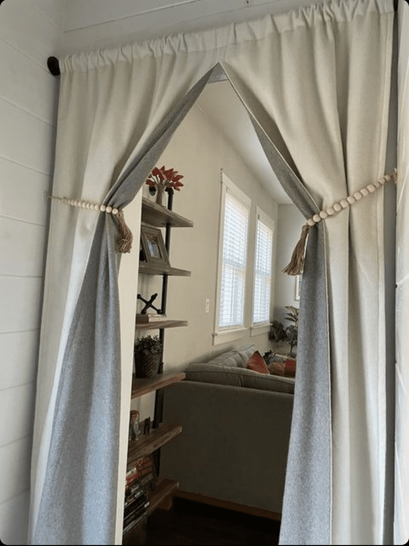 cortinas amarradas no alto com borlas e novelos de lã
