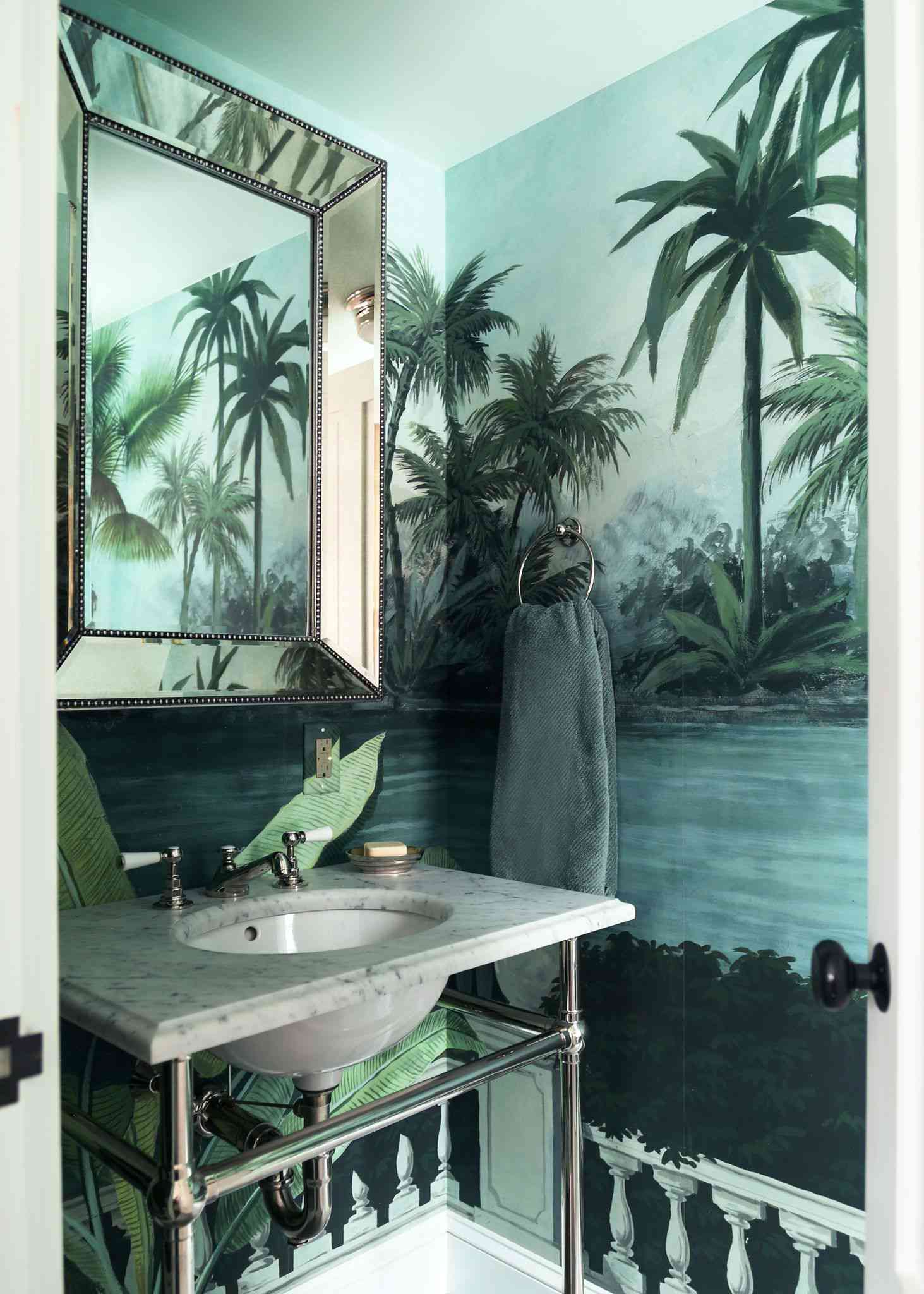 Papier peint tropical mural de la marque française Ananbo, utilisé dans une salle de bain à Martha's Vineyard