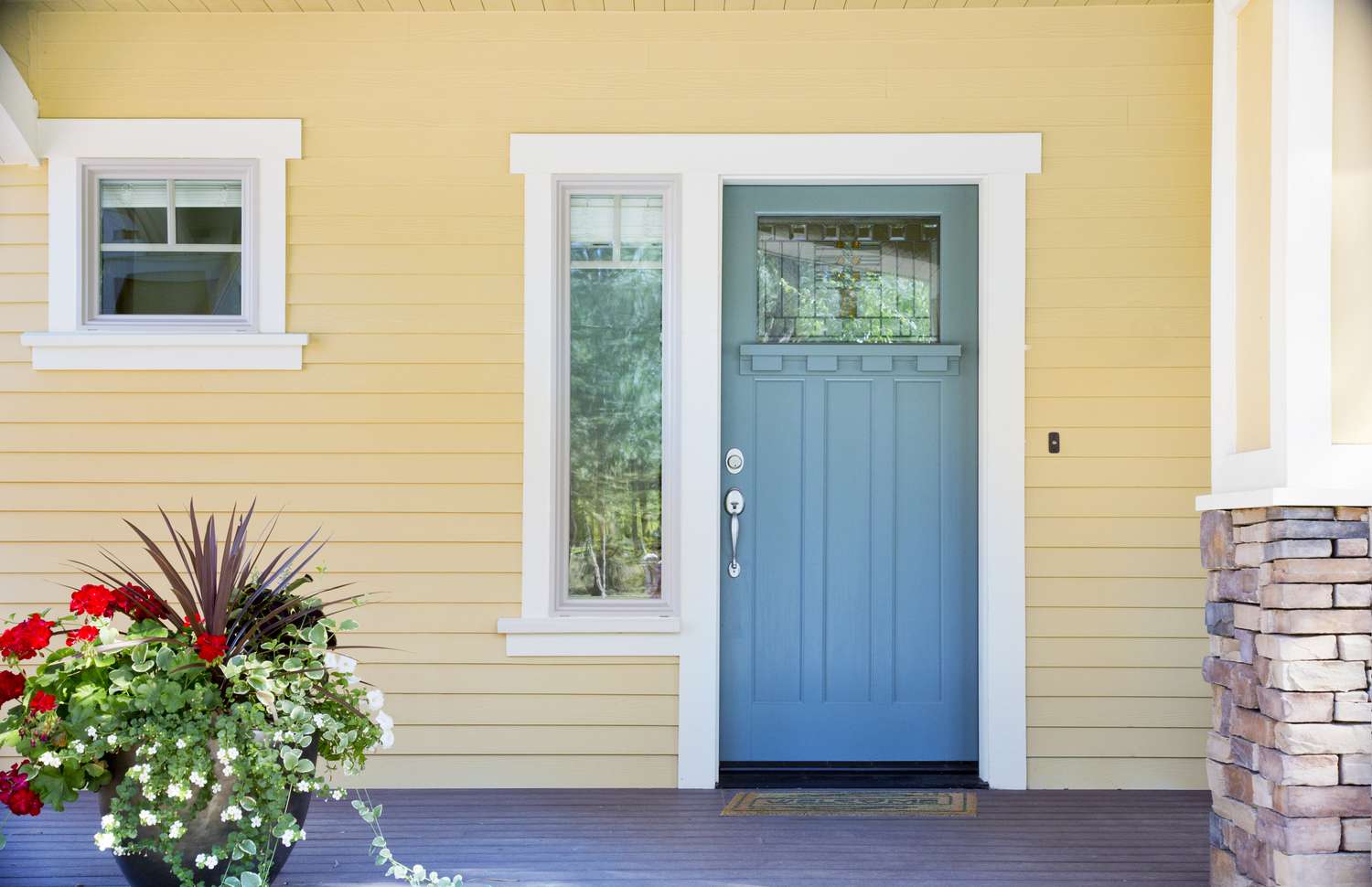 Entrada principal de una casa con puerta azul
