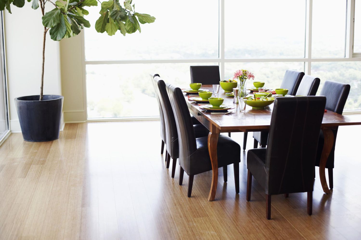 Table à manger avec des chaises vides dans une salle à manger