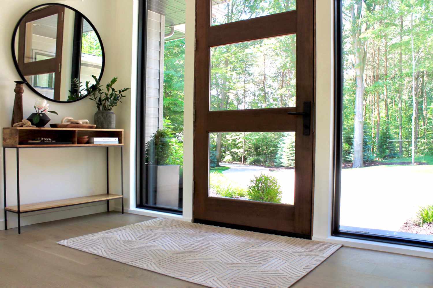Entrada moderna com porta de madeira com painéis de vidro